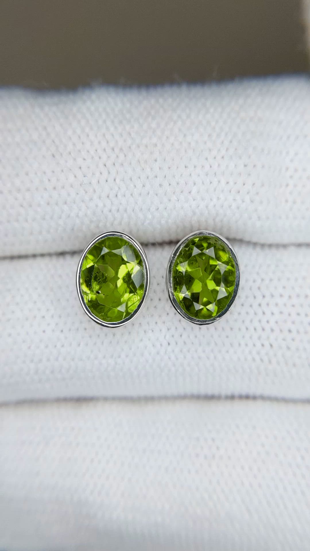 1.62&nbsp;Ct.Tw.Total Carat Weight Green (Lime Green) Peridot Studs Earrings, Silver Size Video