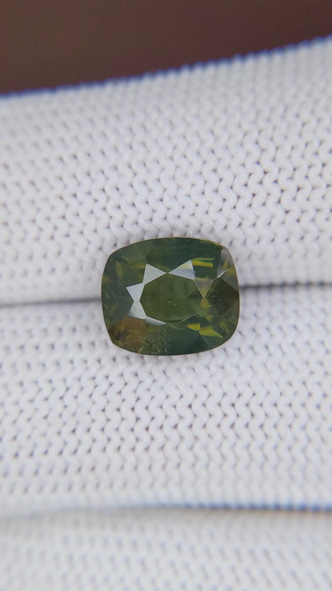 5.56 Ct. Zircon from Ceylon (Sri Lanka) Size Video