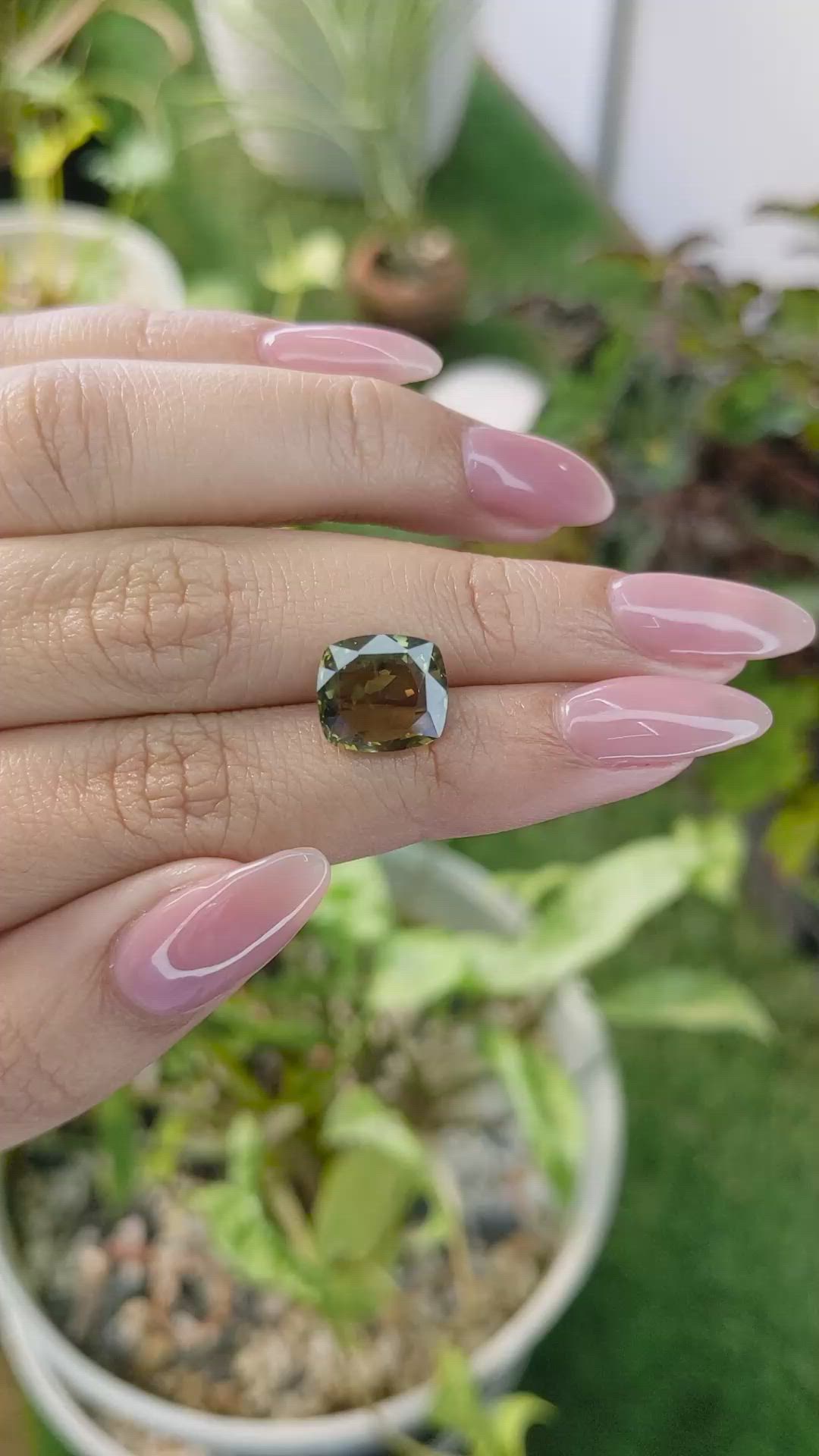 5.00 Ct. Alexandrite from Ceylon (Sri Lanka) Size Video