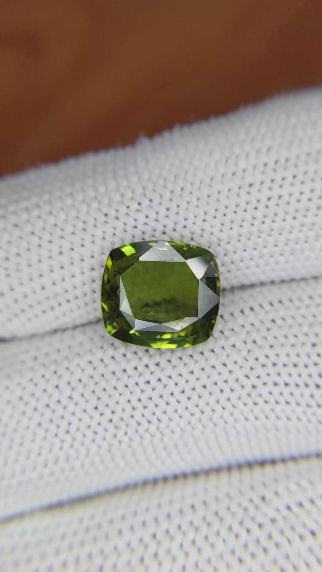 5.00 Ct. Alexandrite from Ceylon (Sri Lanka) Size Video
