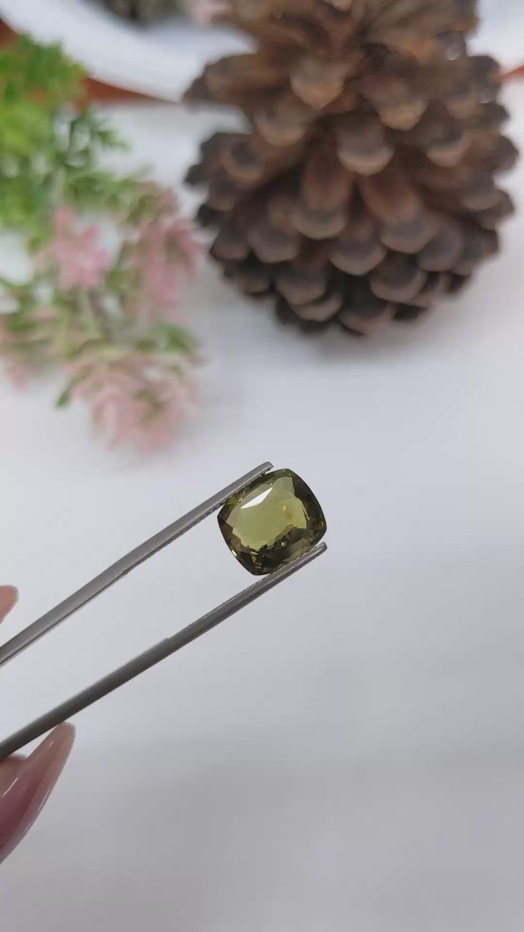5.00 Ct. Alexandrite from Ceylon (Sri Lanka) Size Video