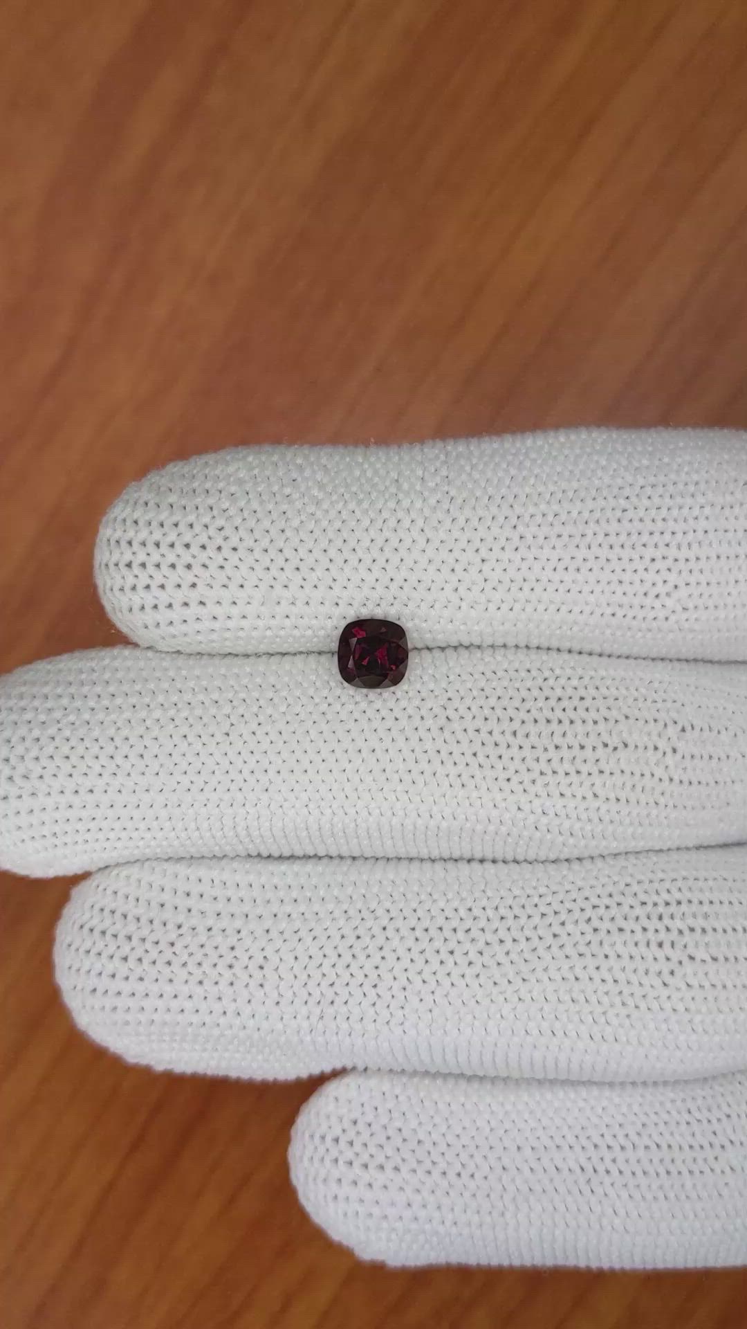 1.00 Ct. Spinel from Ceylon (Sri Lanka) Size Video