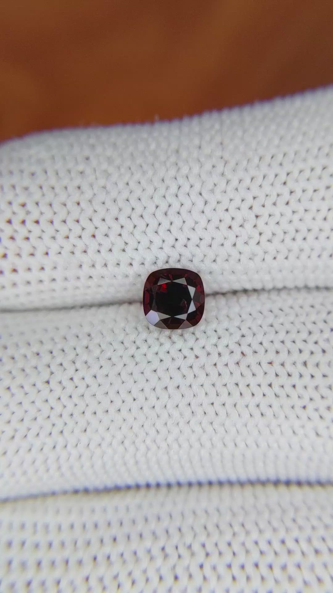 1.00 Ct. Spinel from Ceylon (Sri Lanka) Size Video