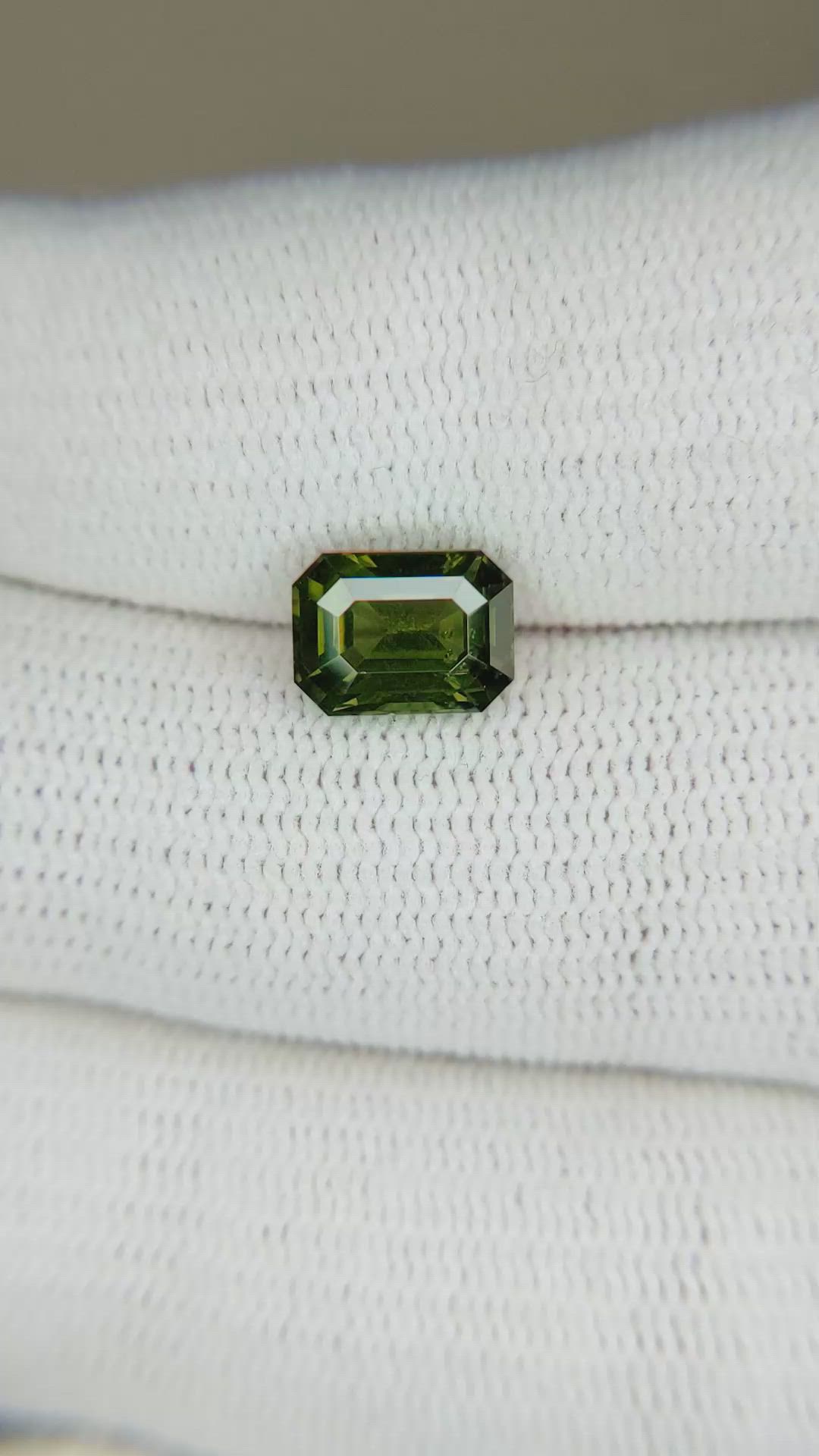 2.59 Ct. Zircon from Ceylon (Sri Lanka) Size Video