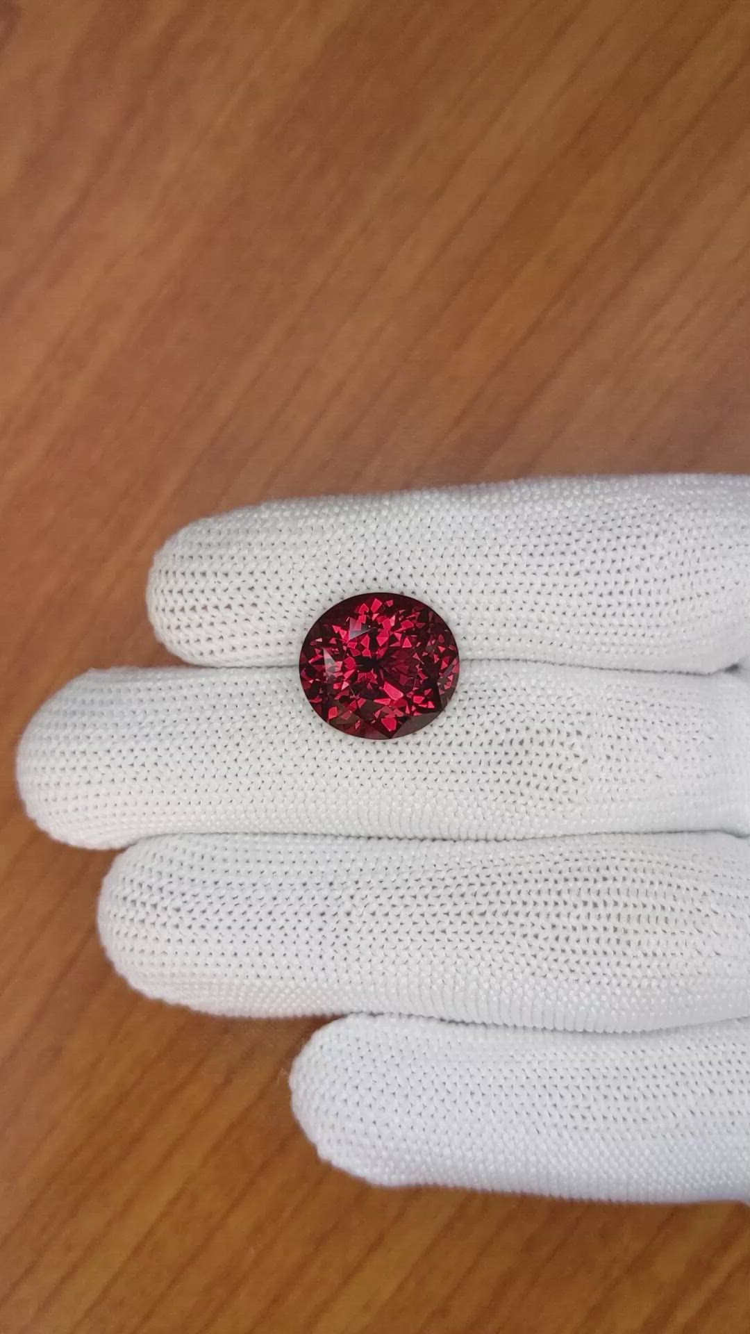 11.65 Ct. Garnet from Ceylon (Sri Lanka) Size Video