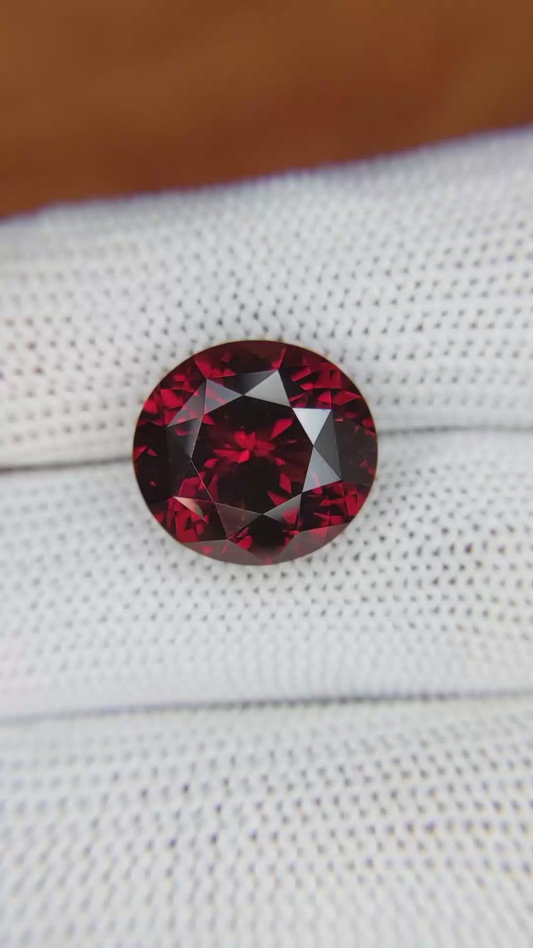 11.65 Ct. Garnet from Ceylon (Sri Lanka) Size Video