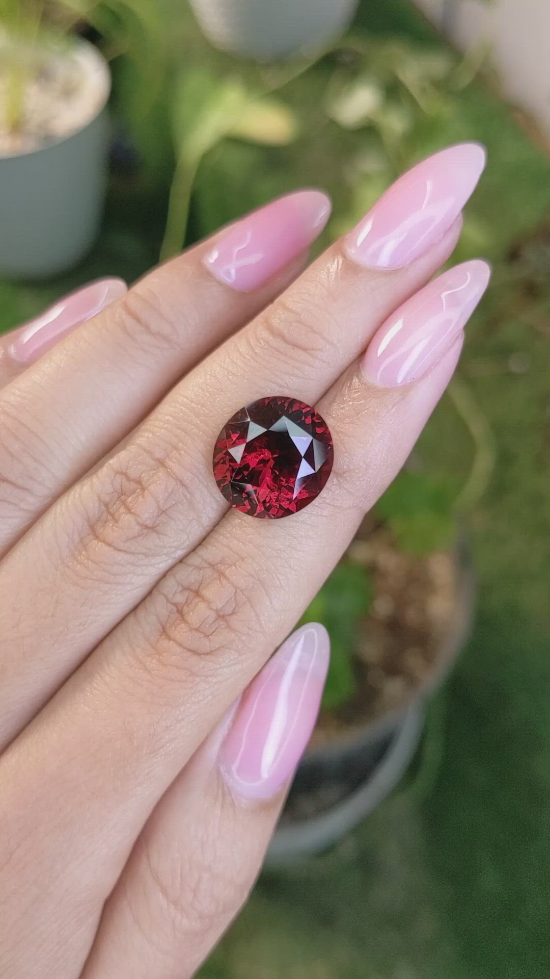 11.65 Ct. Garnet from Ceylon (Sri Lanka) Size Video