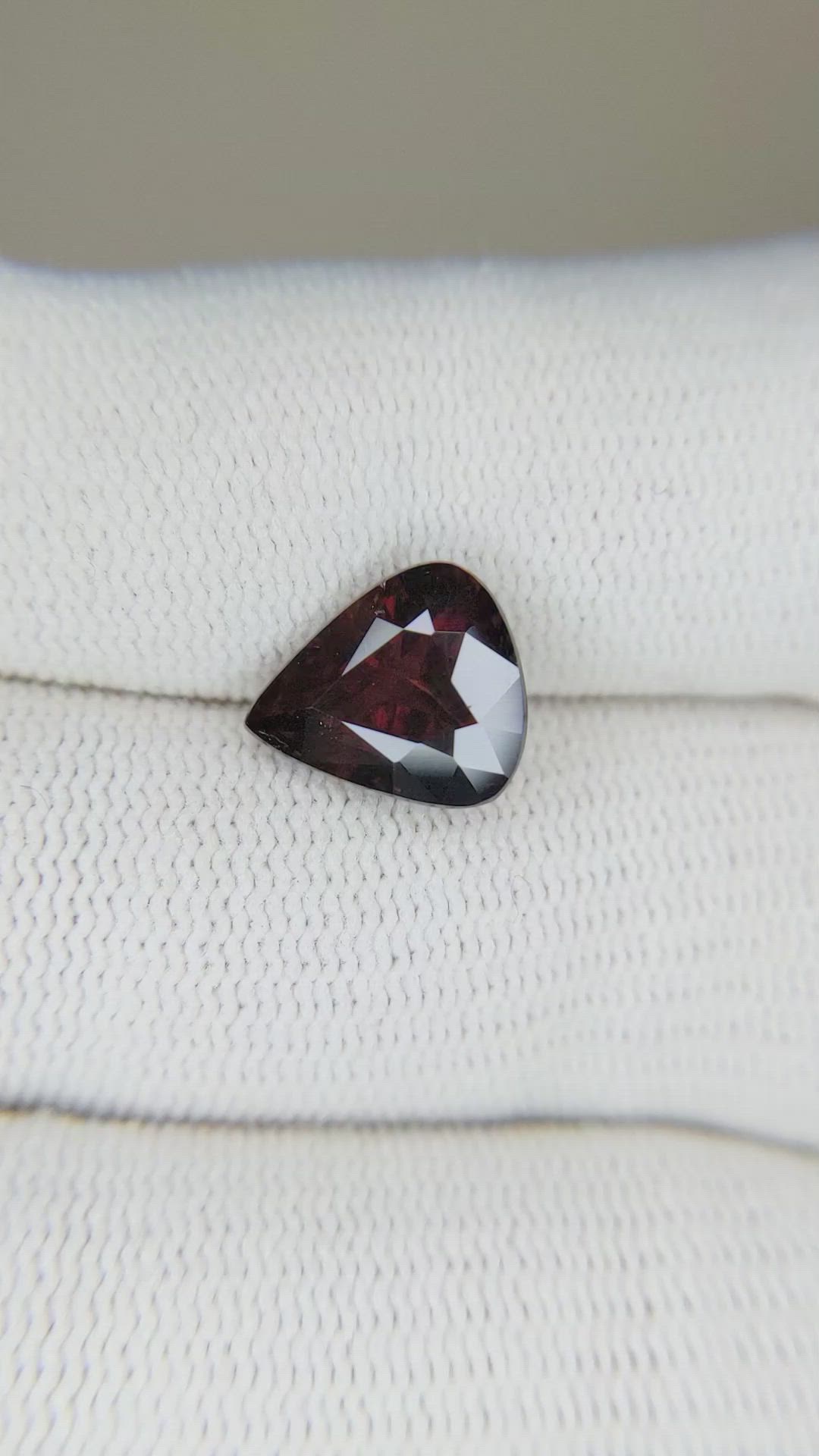 4.85 Ct. Zircon from Ceylon (Sri Lanka) Size Video