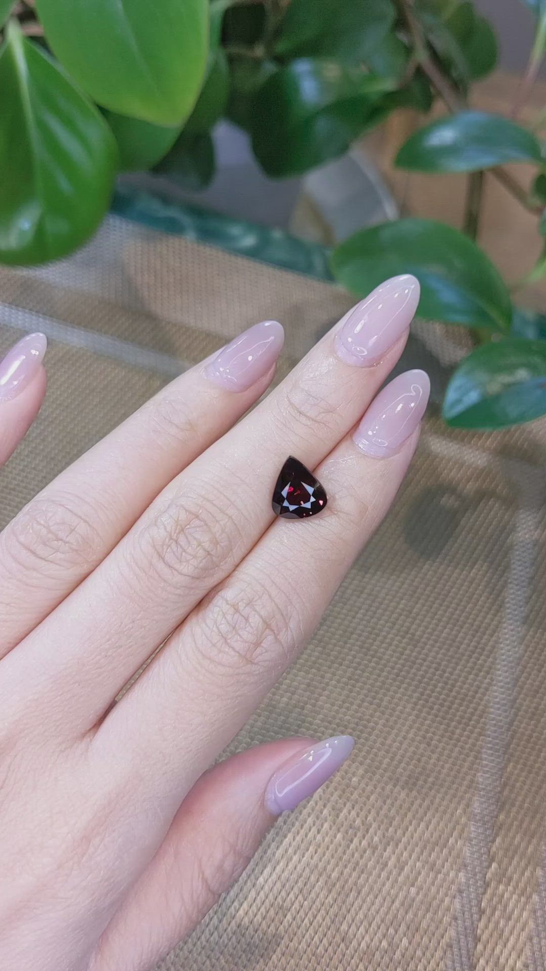 4.85 Ct. Zircon from Ceylon (Sri Lanka) Size Video