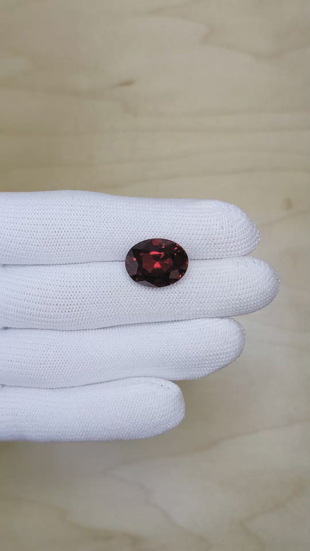 13.30 Ct. Garnet from Ceylon (Sri Lanka) Size Video