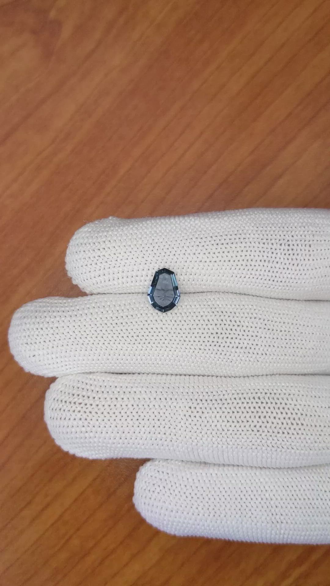 1.06 Ct. Spinel from Ceylon (Sri Lanka) Size Video