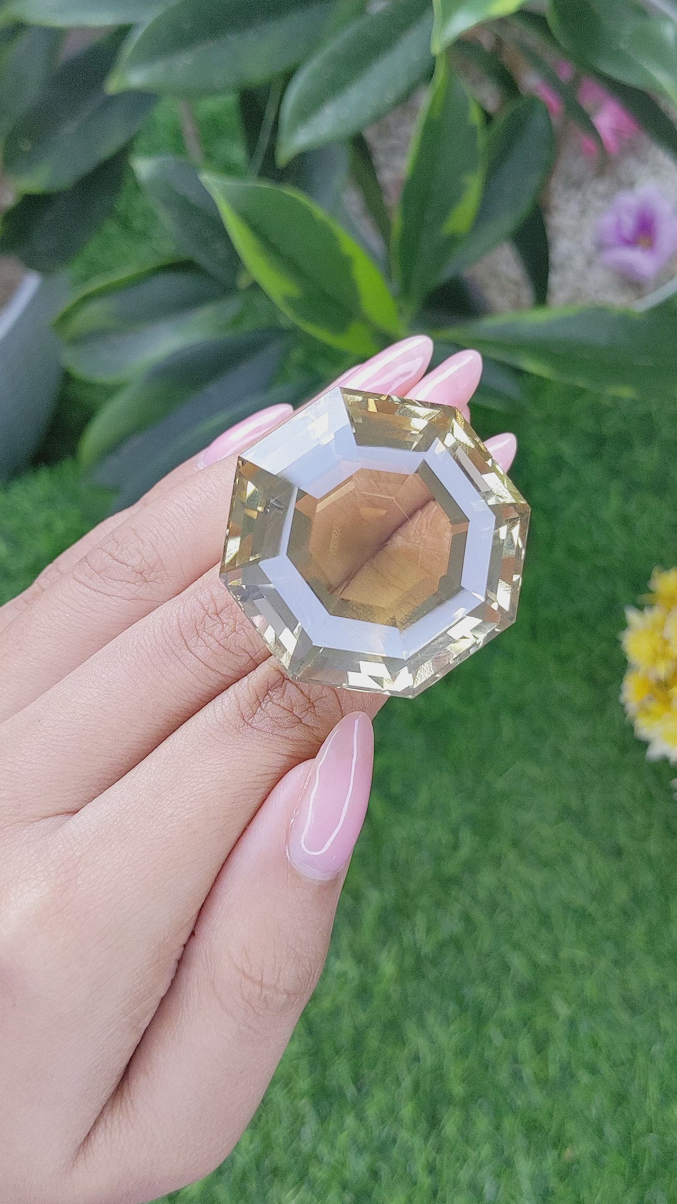 228.10 Ct. Quartz Size Video