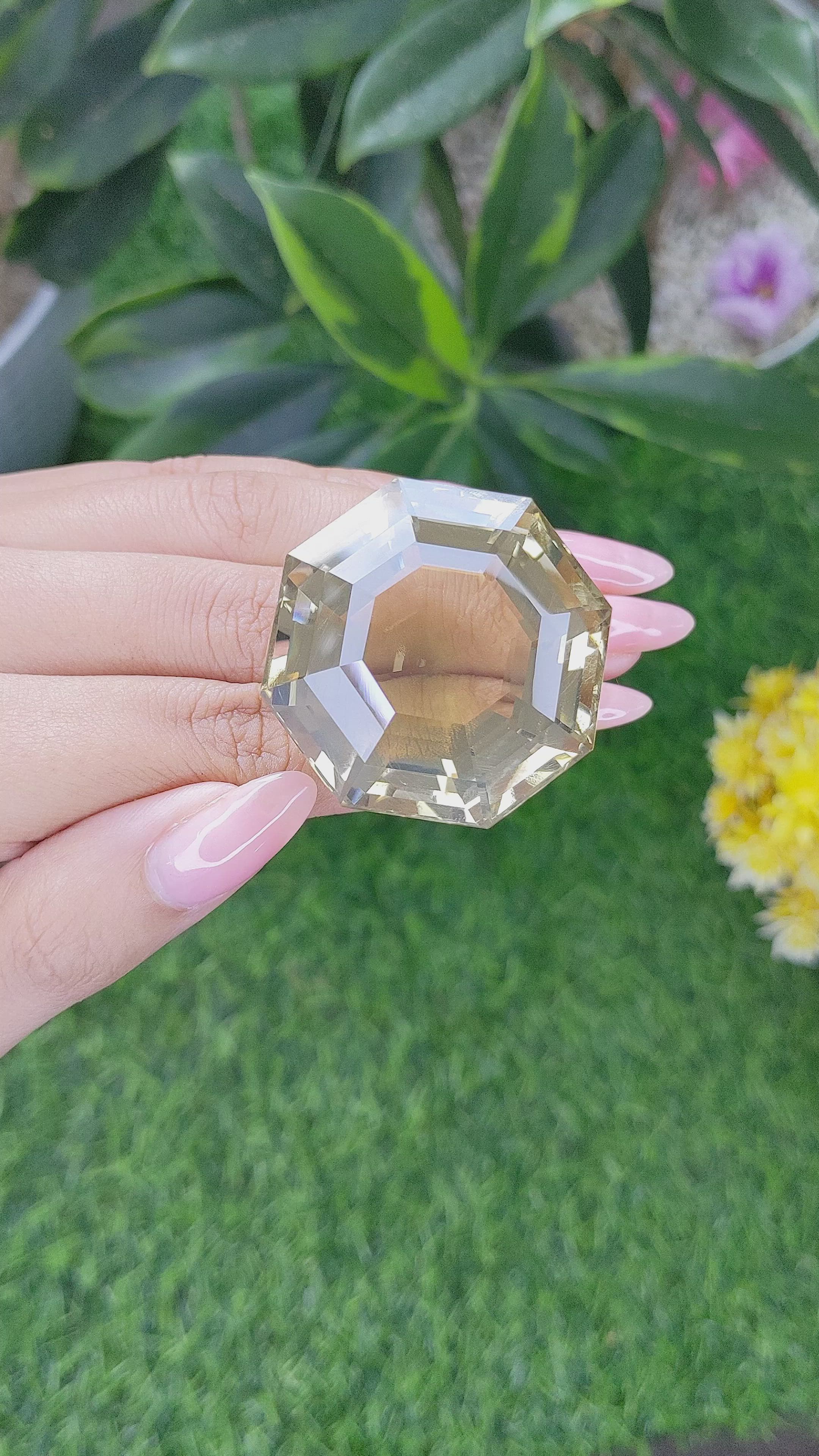 228.10 Ct. Quartz Size Video