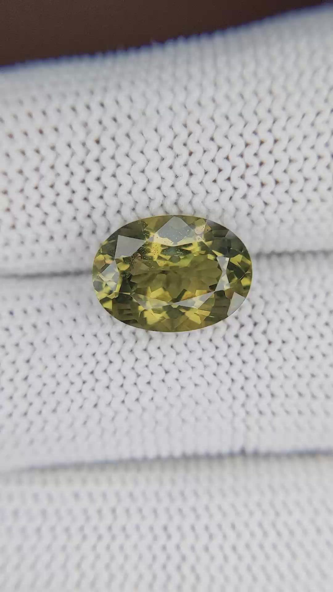 5.25 Ct. Alexandrite from Ceylon (Sri Lanka) Size Video