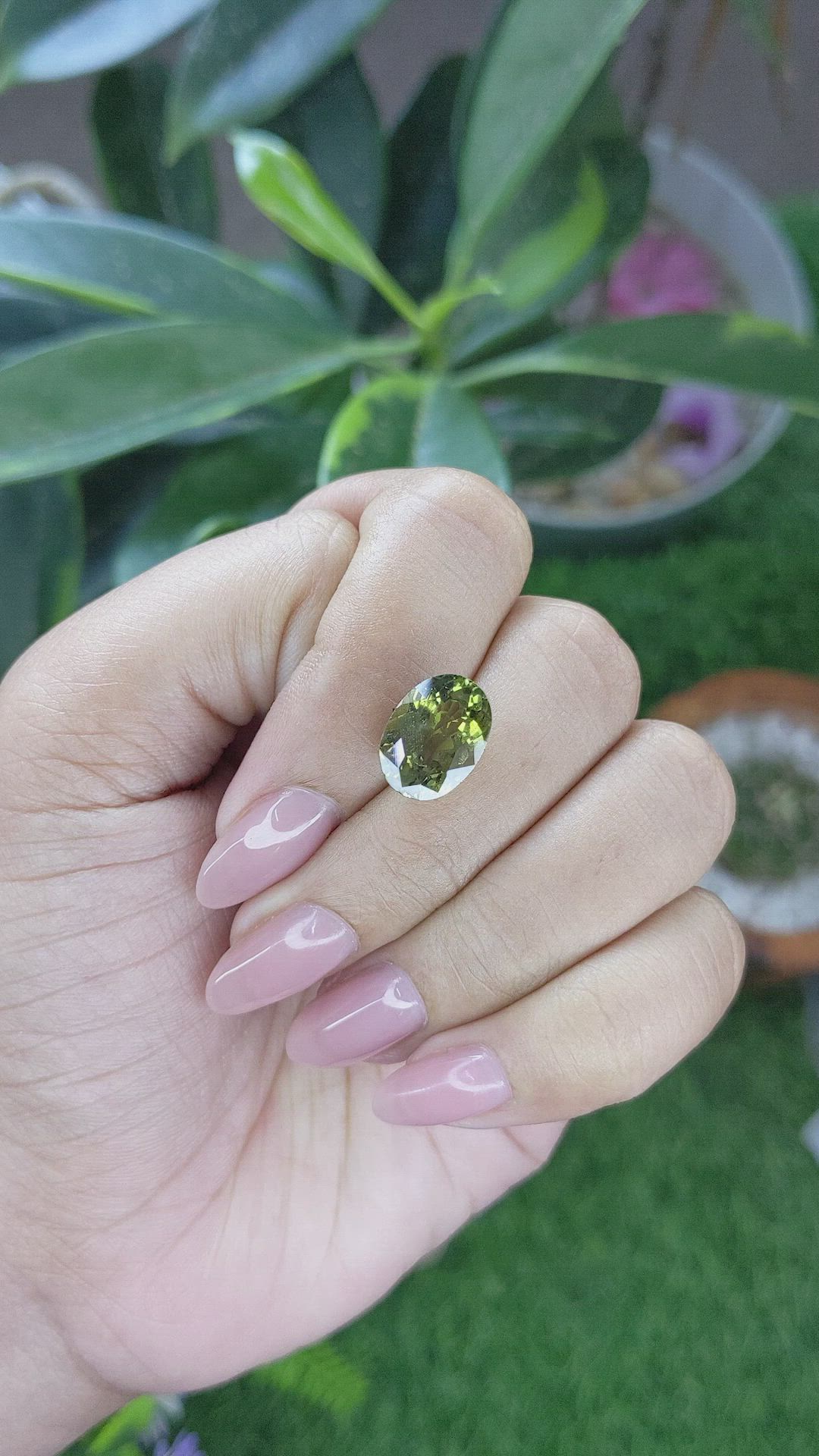 5.25 Ct. Alexandrite from Ceylon (Sri Lanka) Size Video