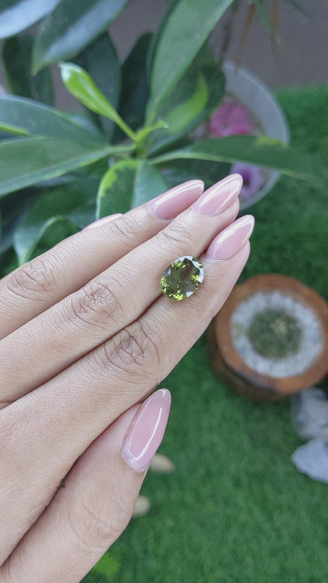 5.25 Ct. Alexandrite from Ceylon (Sri Lanka) Size Video