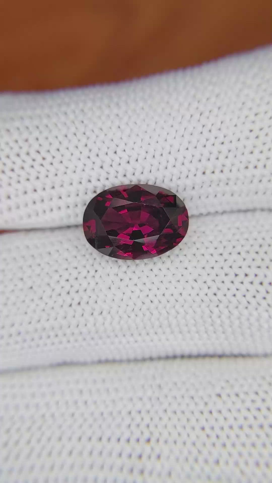 4.34 Ct. Rhodolite Garnet from Ceylon (Sri Lanka) Size Video