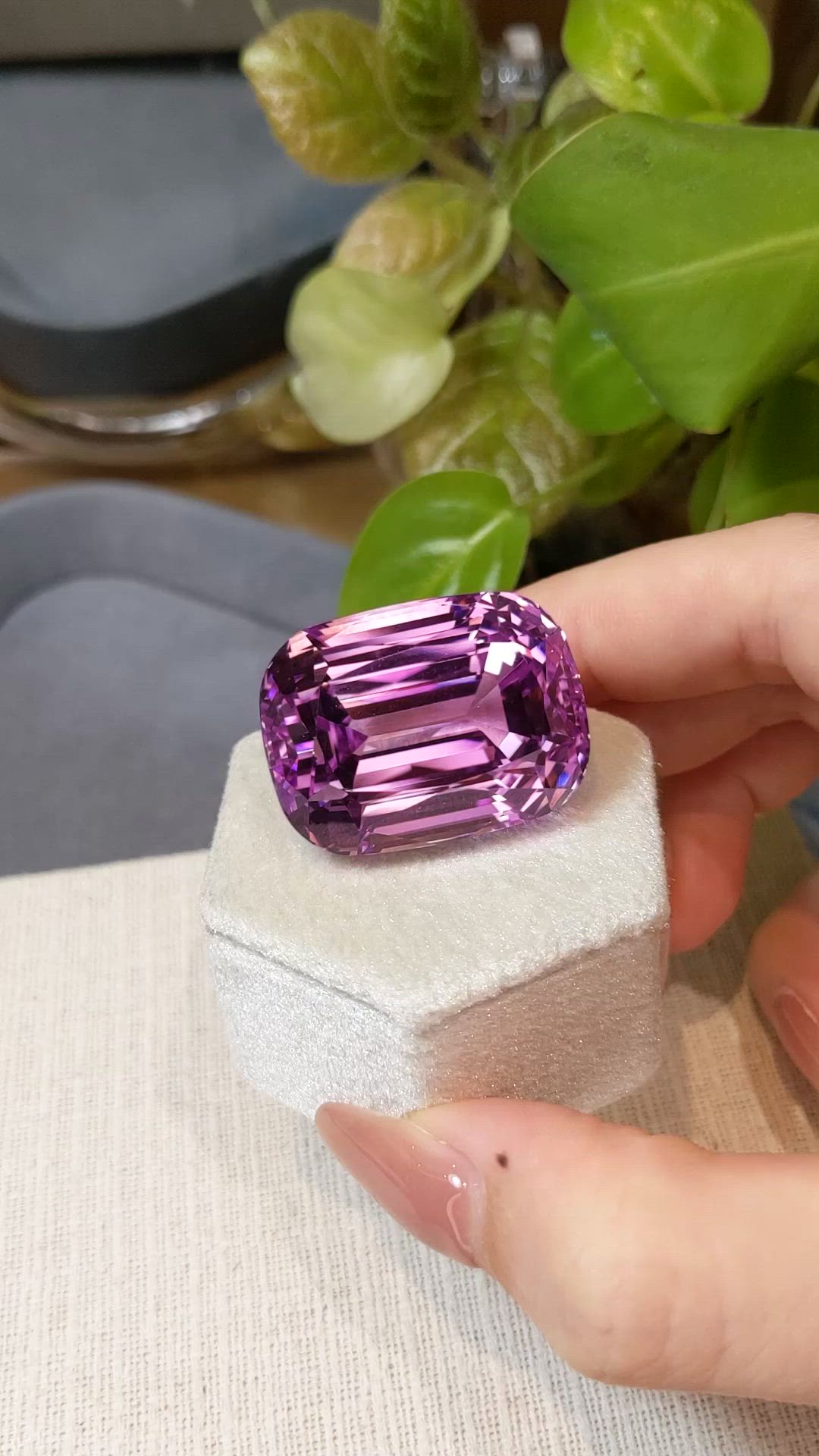 113.91 Ct. Pink Kunzite from Madagascar Size Video