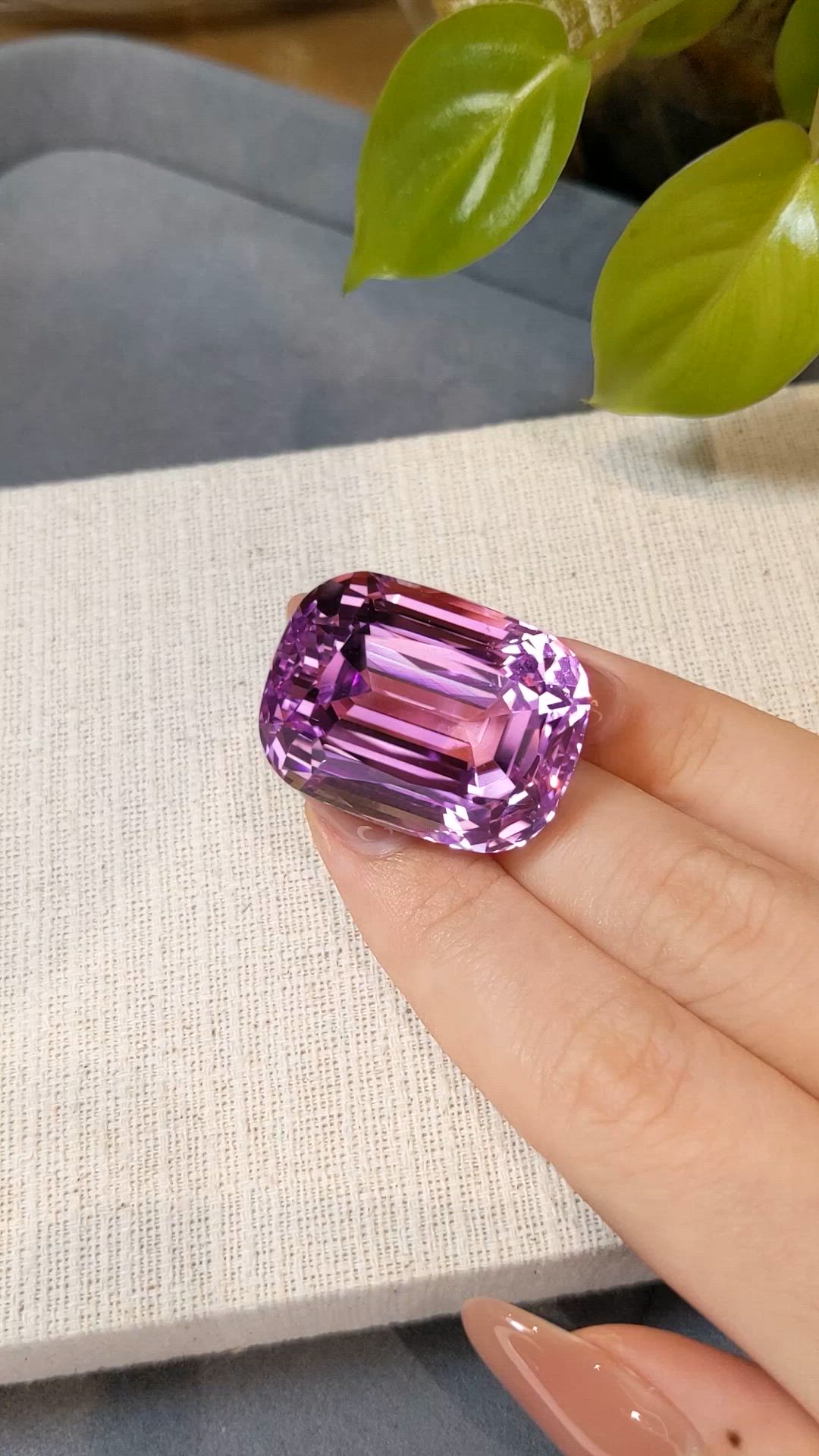 113.91 Ct. Pink Kunzite from Madagascar Size Video