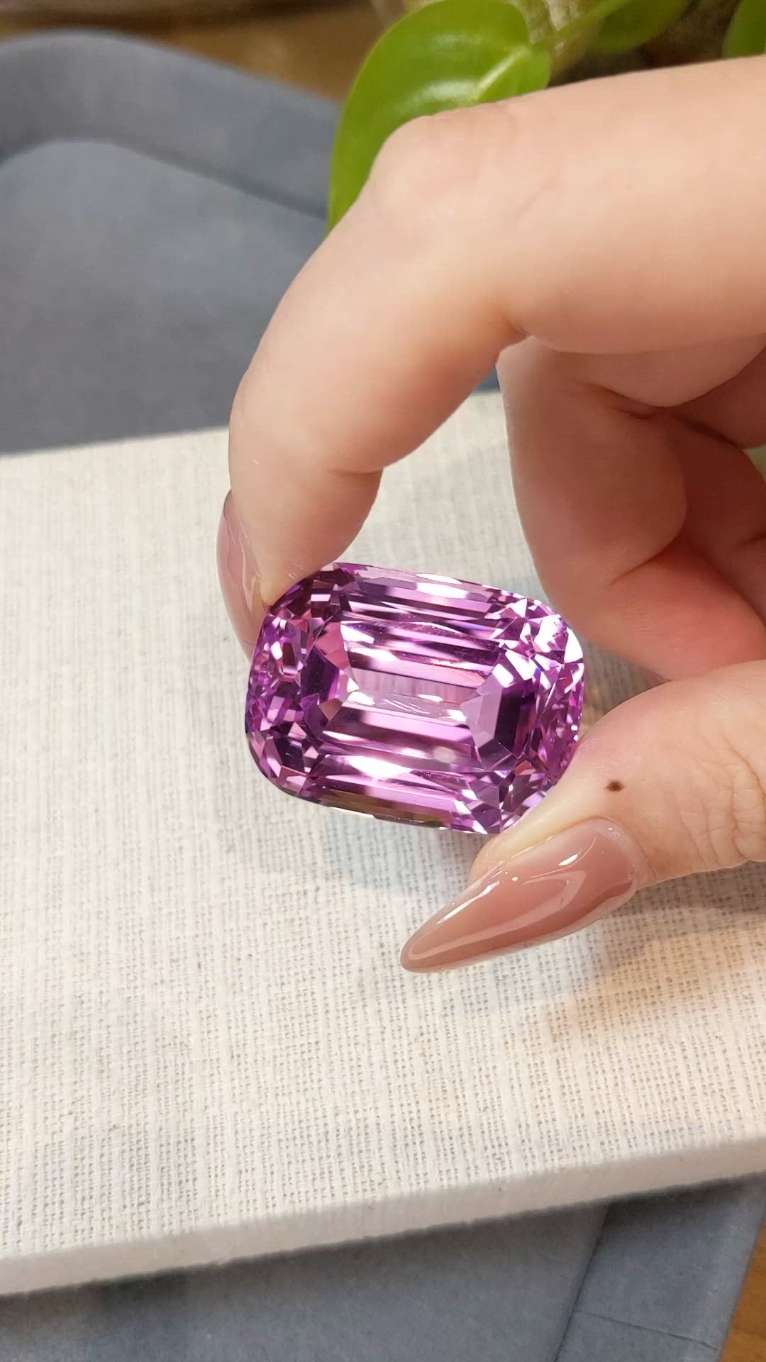113.91 Ct. Pink Kunzite from Madagascar Size Video