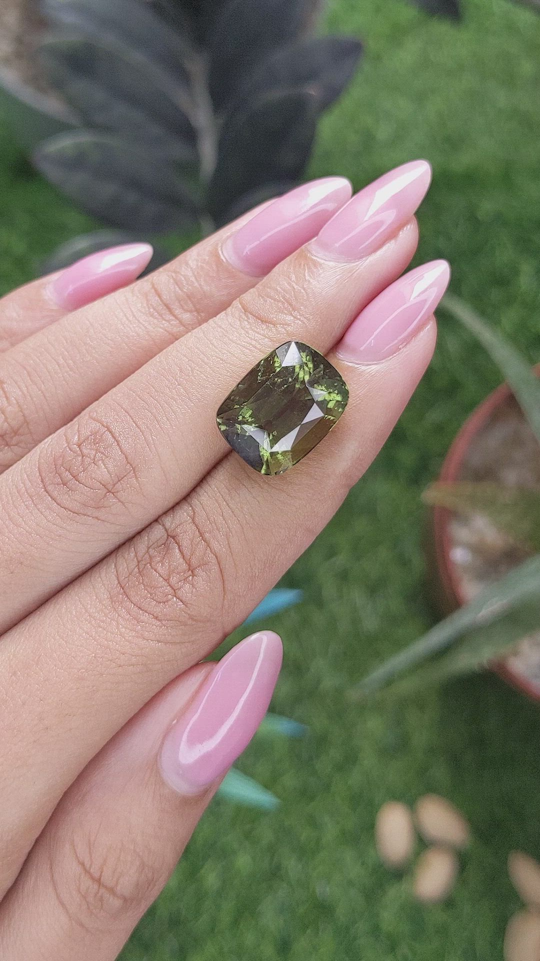14.50 Ct. Alexandrite from Ceylon (Sri Lanka) Size Video