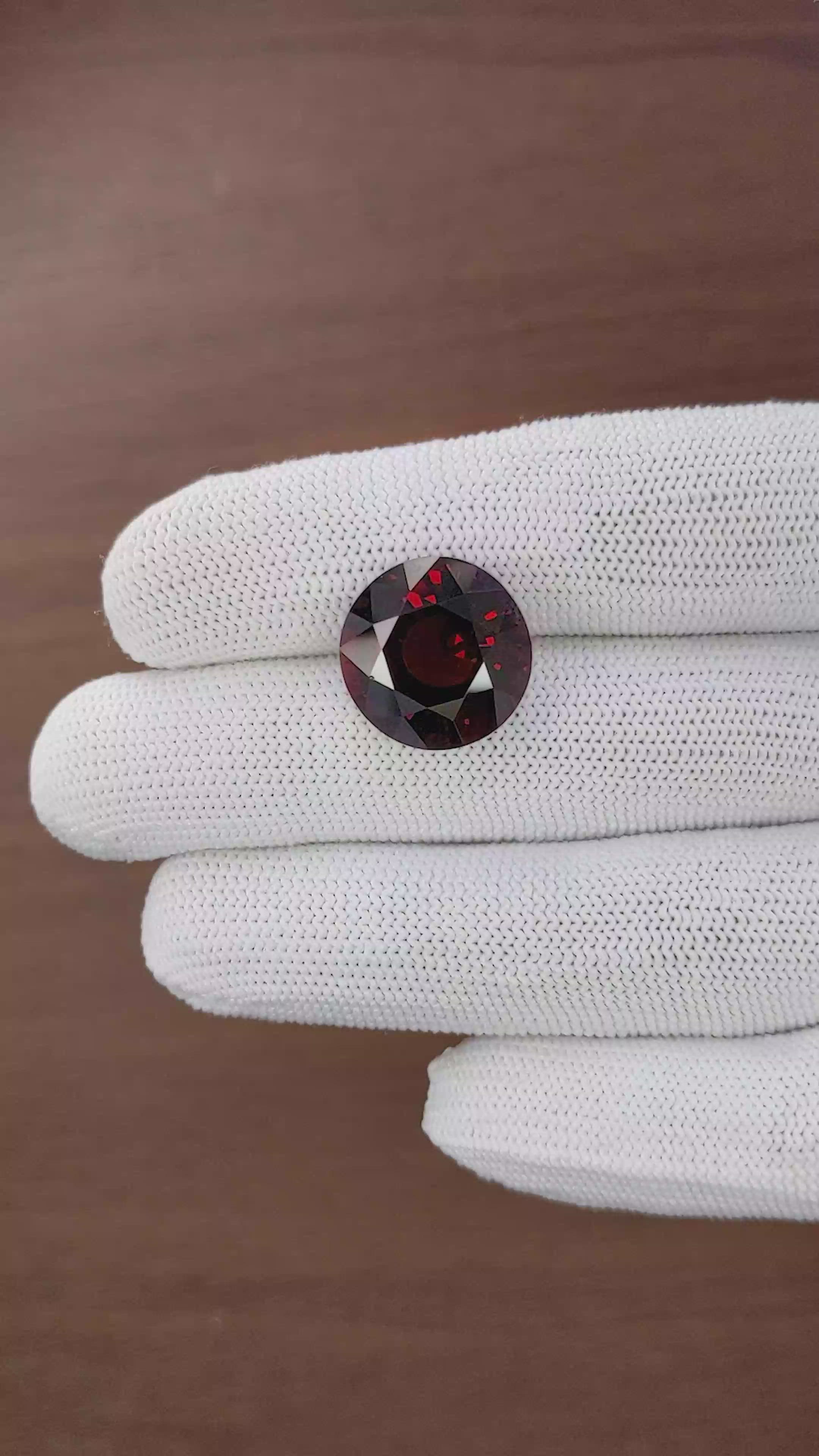18.07 Ct. Red Garnet from Ceylon (Sri Lanka) Size Video