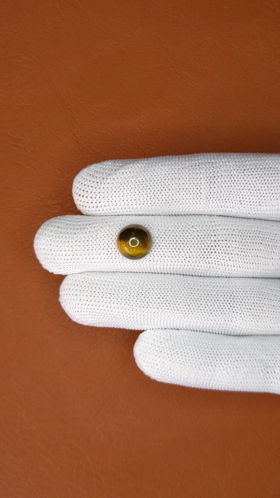 4.39 Ct. Cabochon Tiger's Eye from Ceylon (Sri Lanka) Size Video