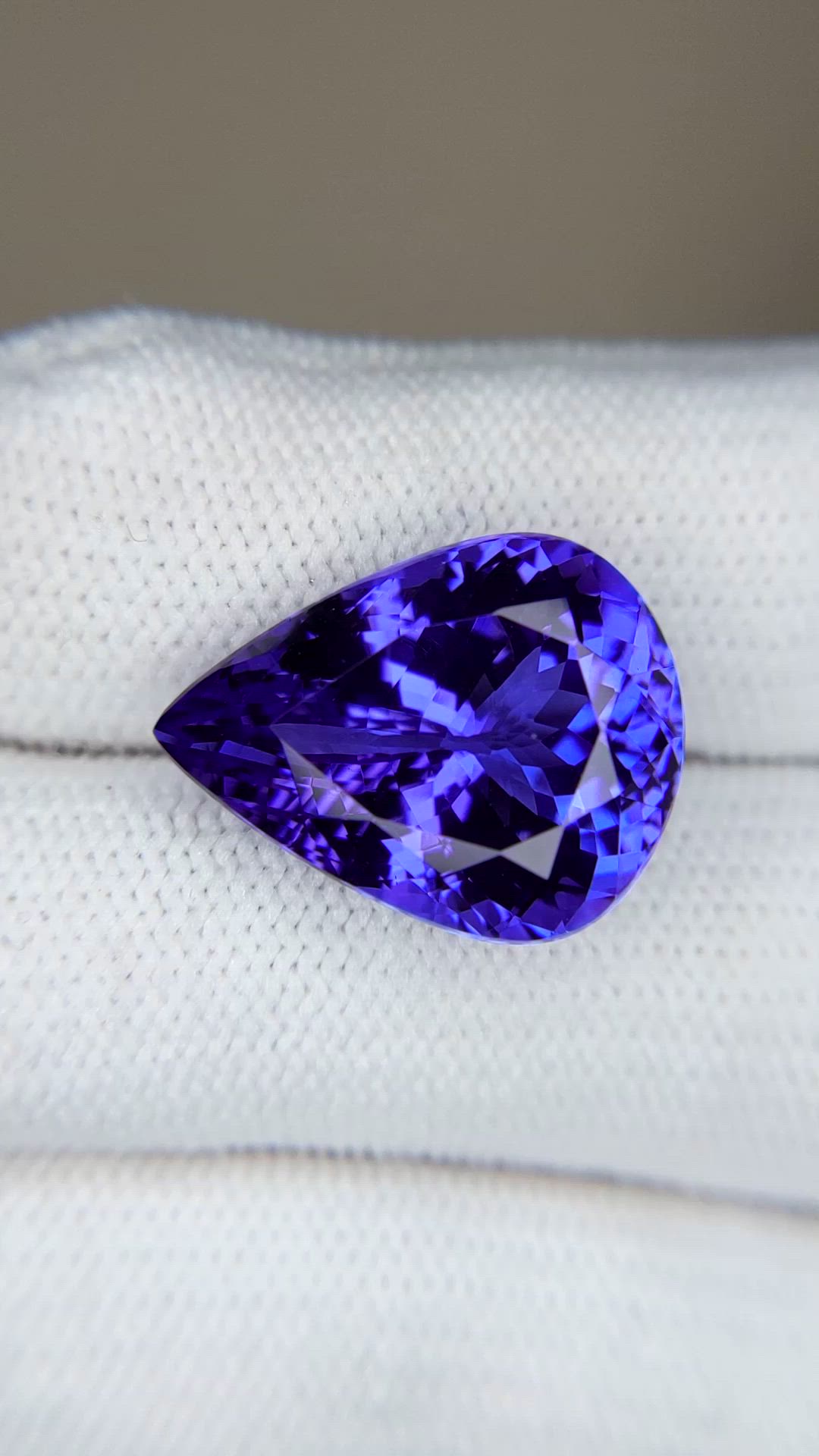 14.98 Ct. Violetish Blue Tanzanite from Tanzania Size Video