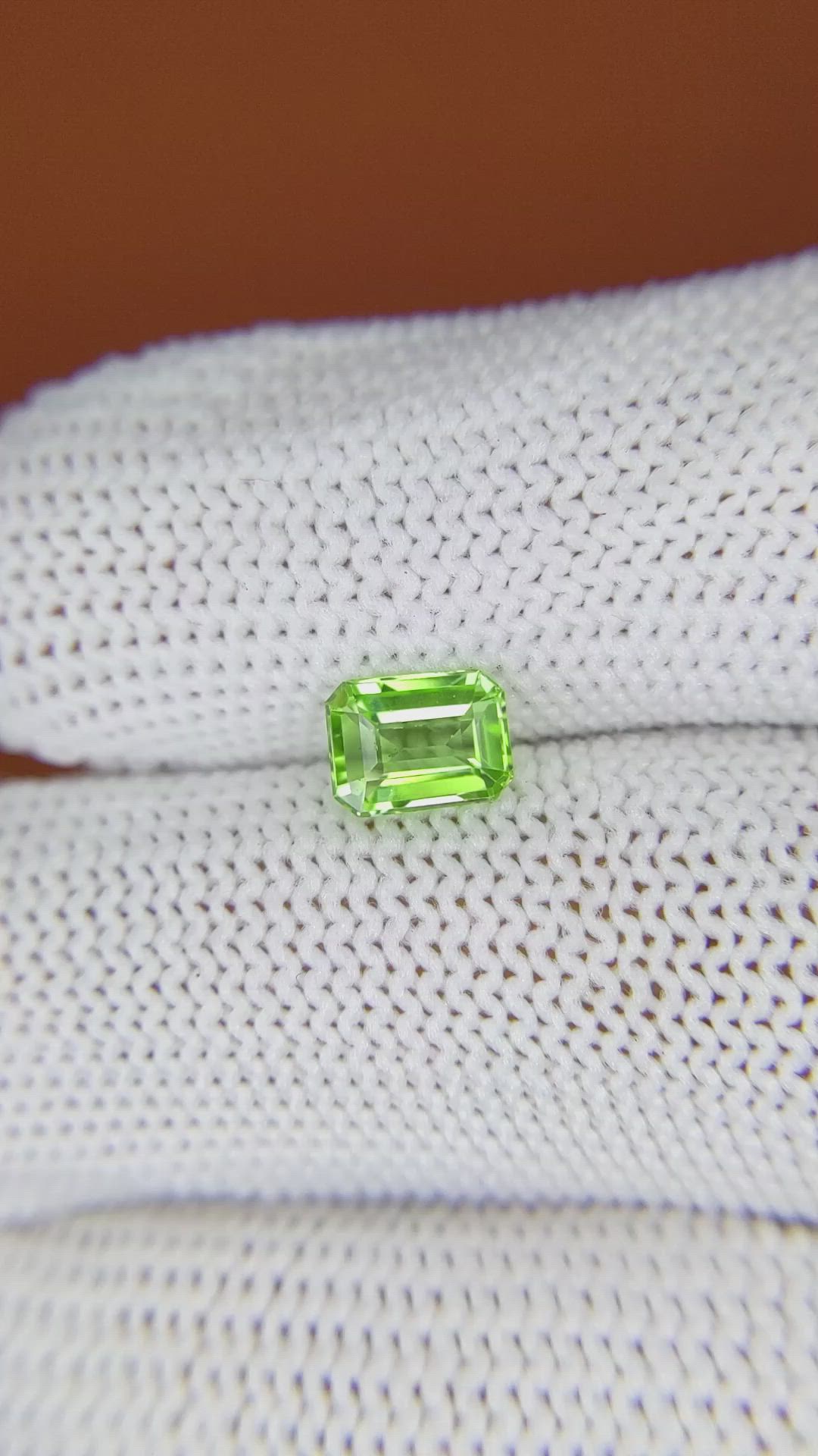 0.90 Ct. Green (Lime Green) Peridot from Pakistan Size Video