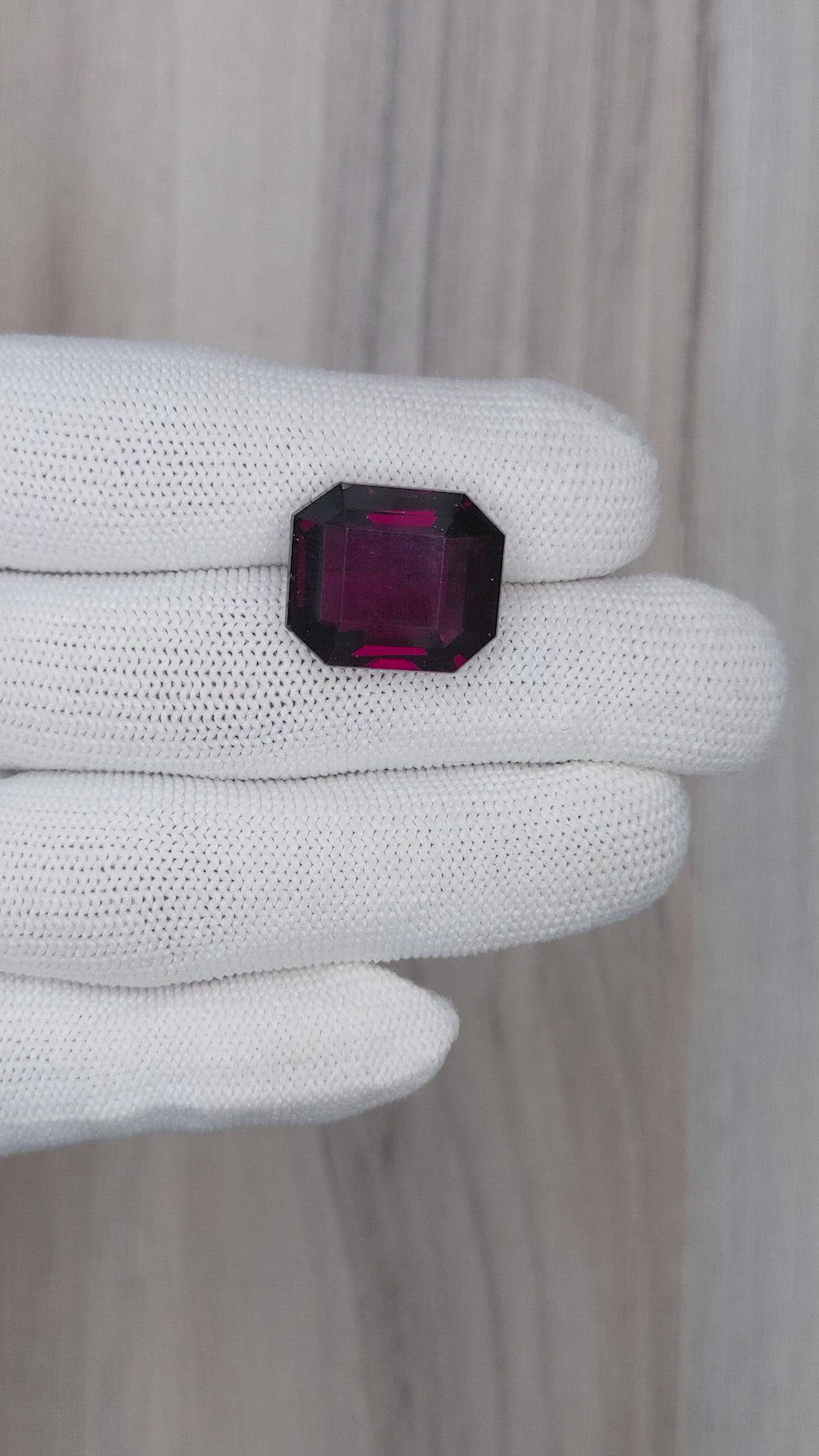 22.00 Ct. Garnet from Ceylon (Sri Lanka) Size Video