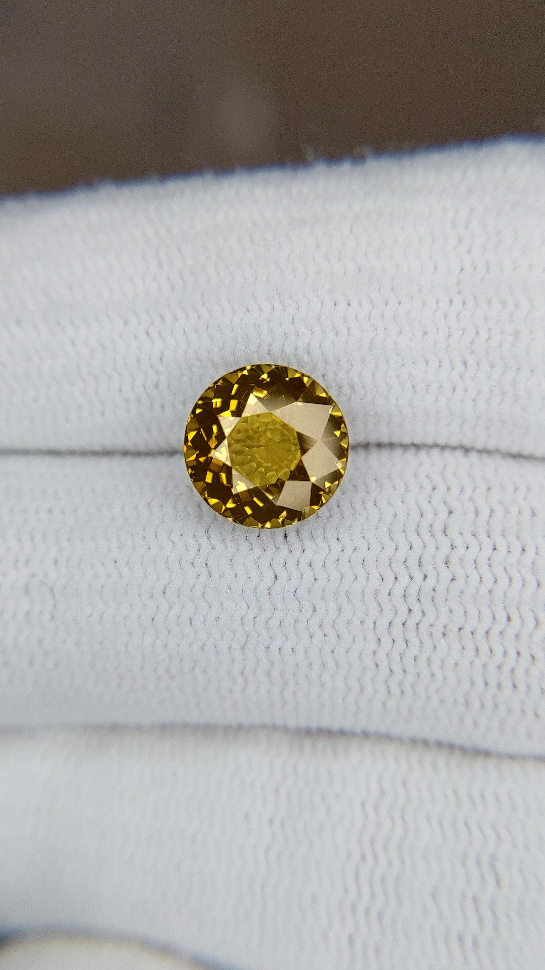 2.66 Ct. Zircon from Ceylon (Sri Lanka) Size Video