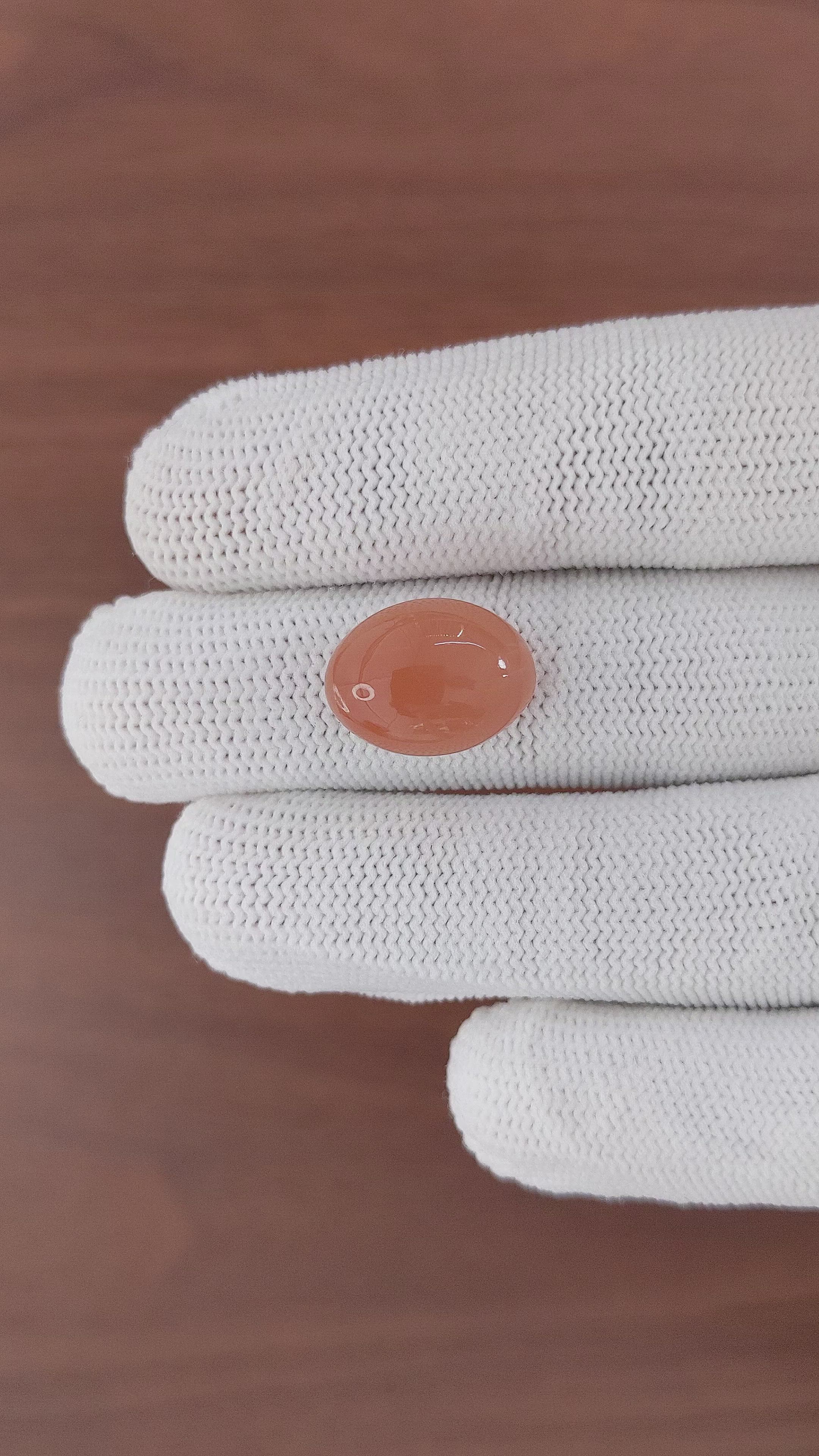 10.00 Ct. Cabochon Moonstone from Ceylon (Sri Lanka) Size Video