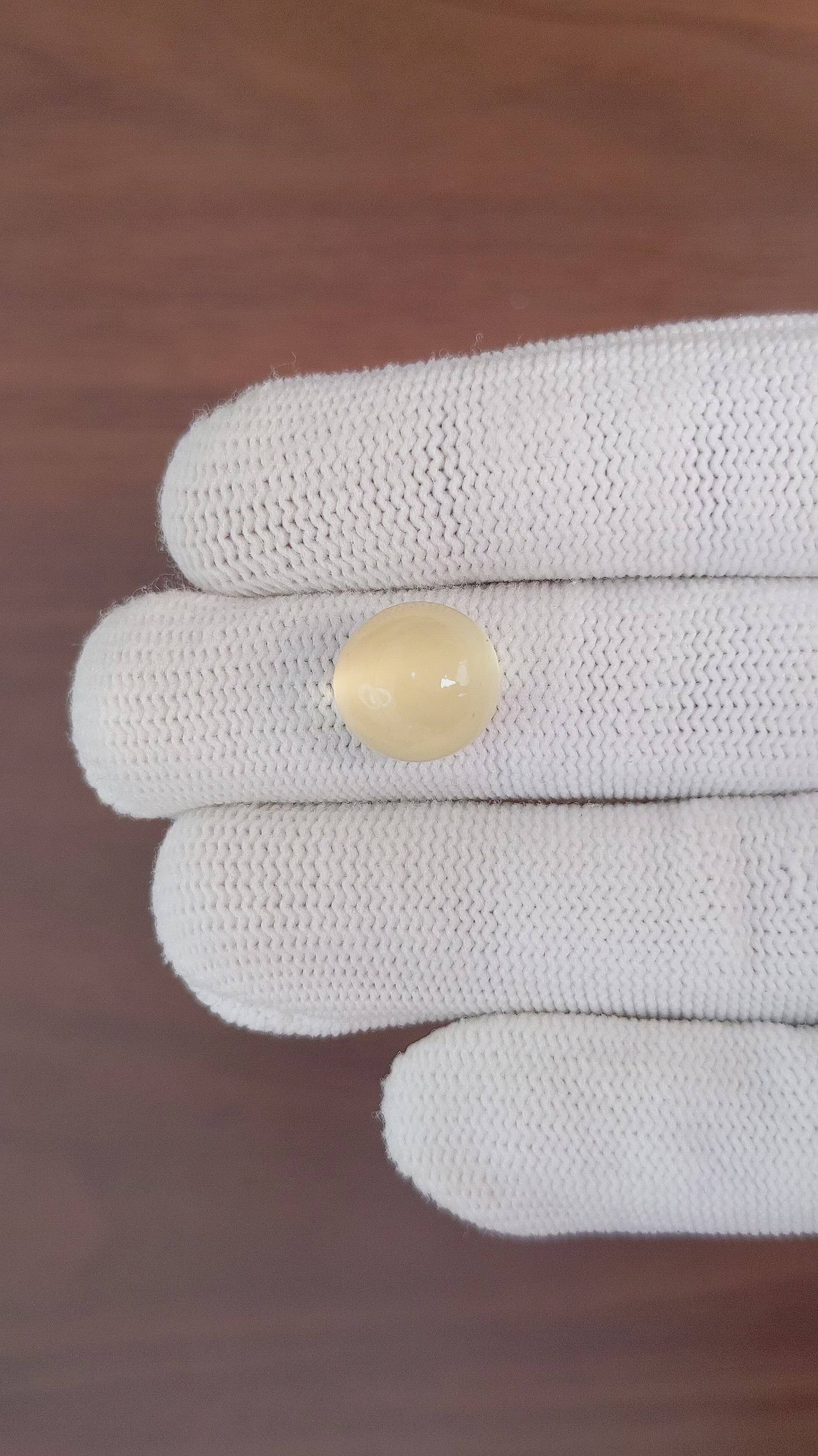 9.05 Ct. Cabochon Moonstone from Ceylon (Sri Lanka) Size Video