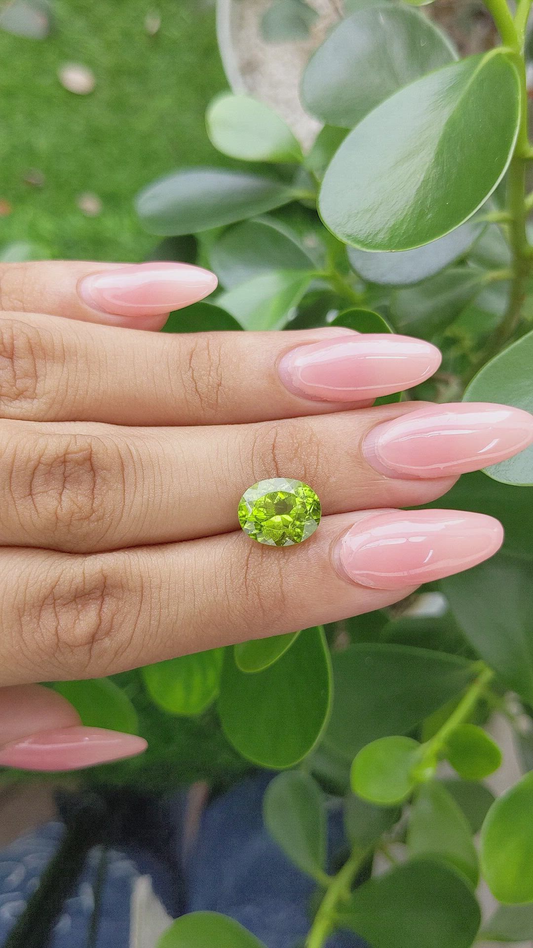4.30 Ct. Peridot from Ceylon (Sri Lanka) Size Video