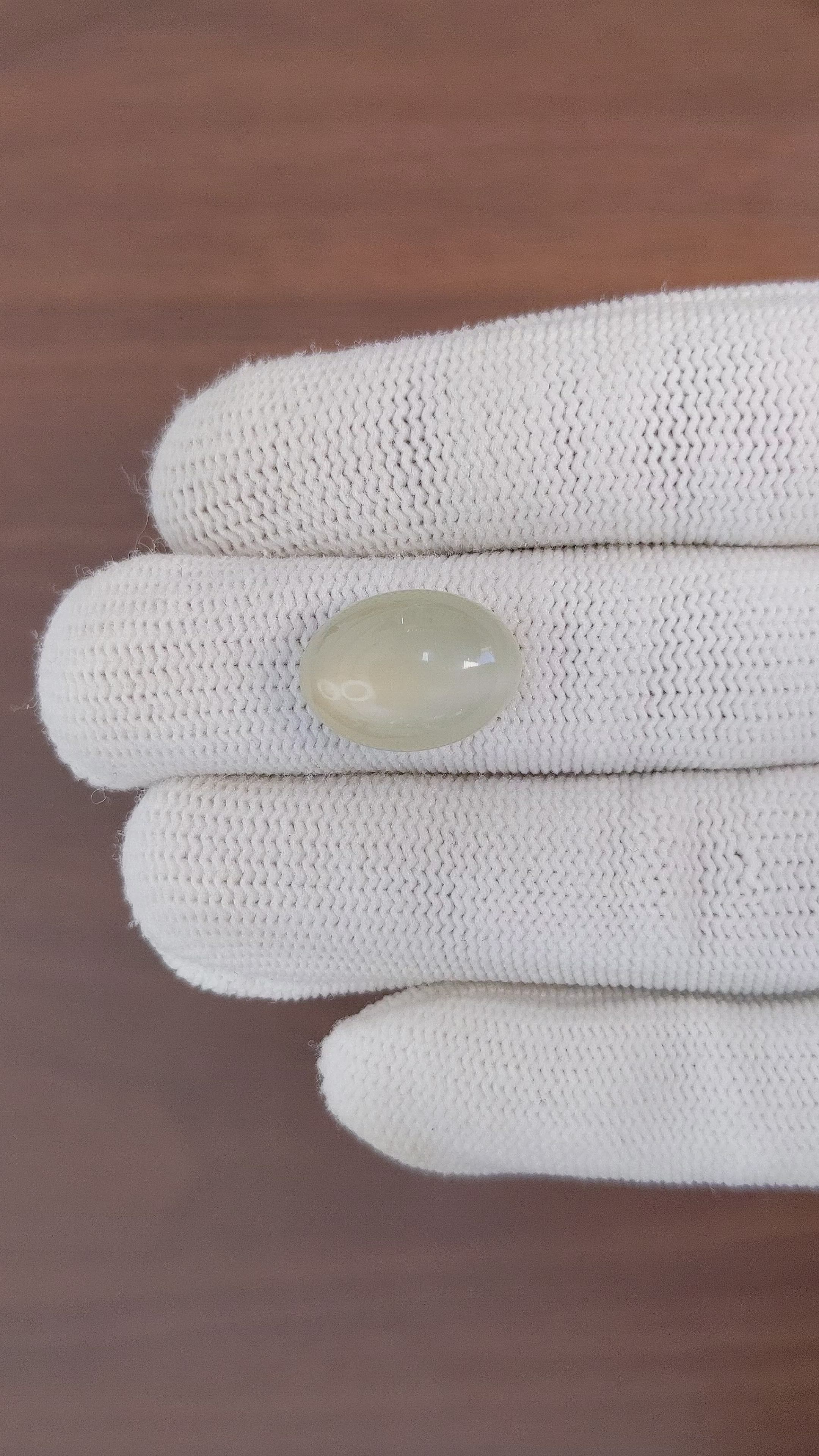 10.00 Ct. Cabochon Moonstone from Ceylon (Sri Lanka) Size Video