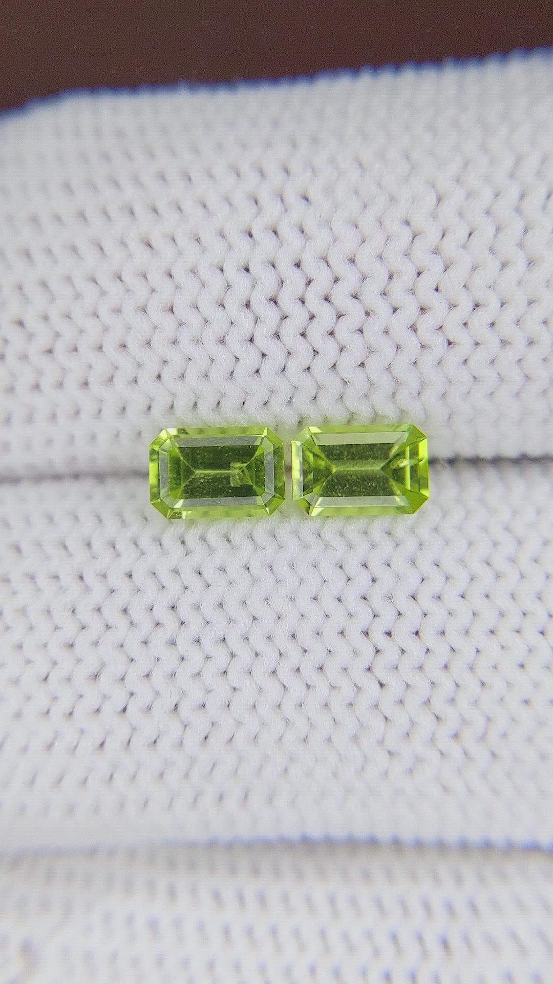 1.12&nbsp;Ct.Tw.Total Carat Weight Peridot Pair from Ceylon (Sri Lanka) Size Video