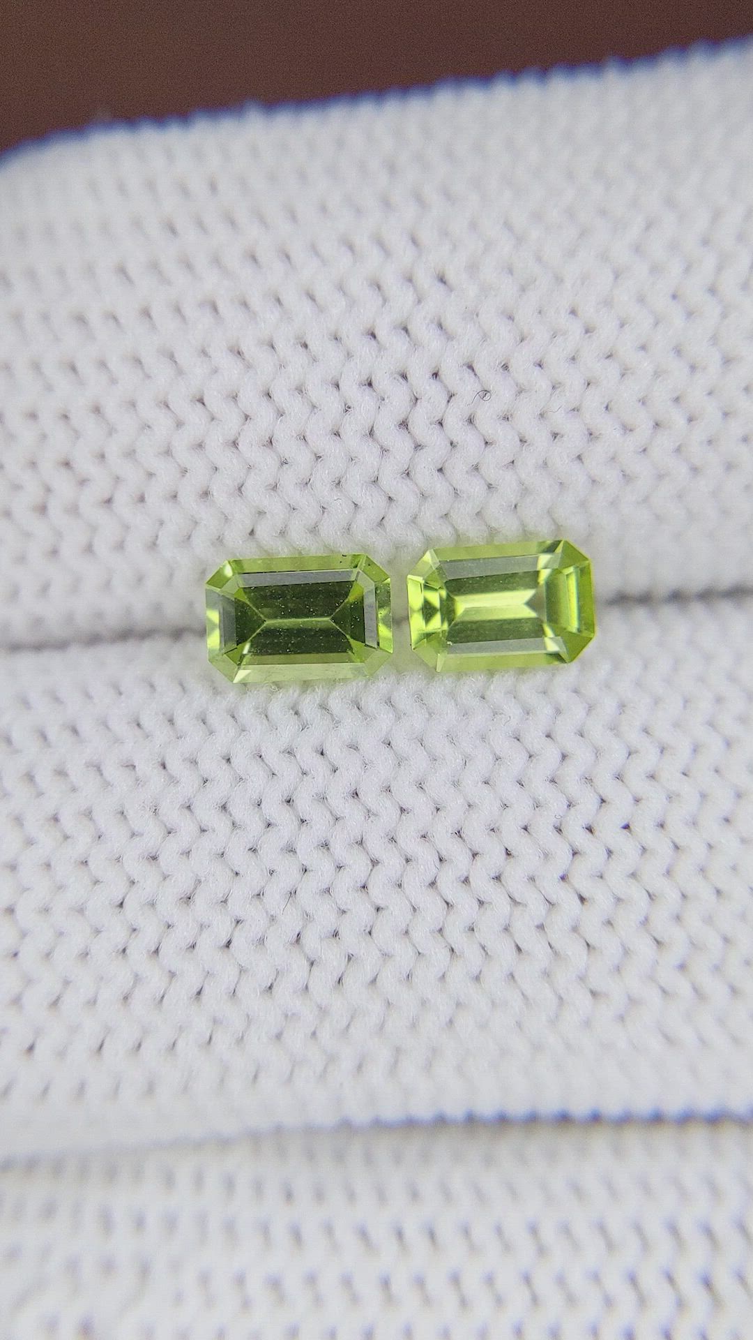 1.06&nbsp;Ct.Tw.Total Carat Weight Peridot Pair from Ceylon (Sri Lanka) Size Video