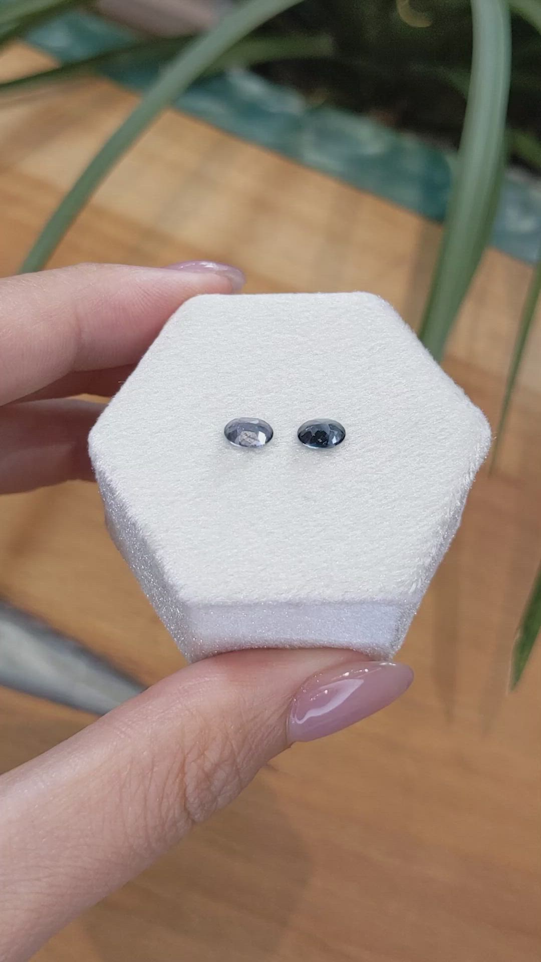 1.13&nbsp;Ct.Tw.Total Carat Weight Spinel Pair from Burma (Myanmar) Size Video