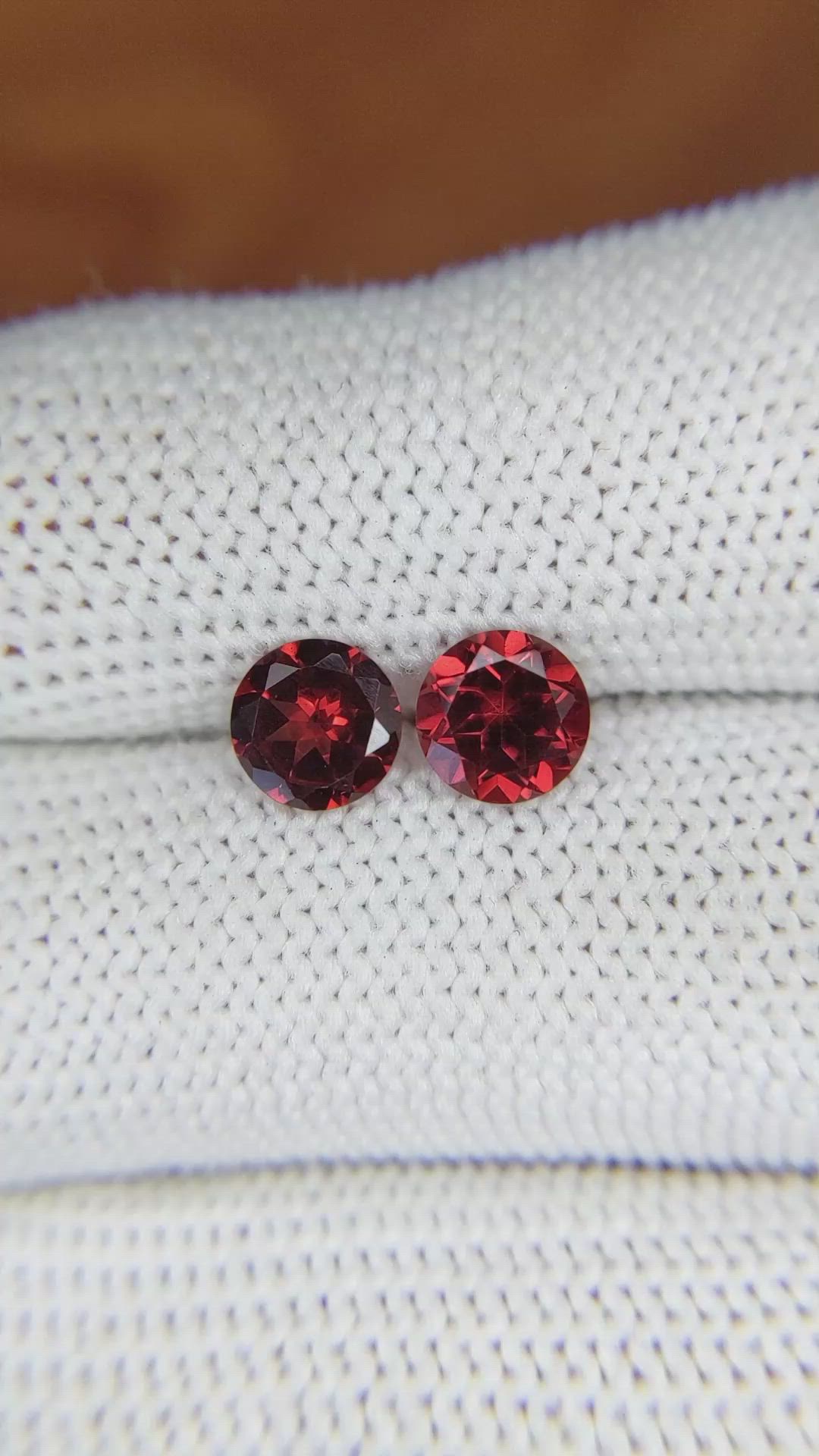 1.90&nbsp;Ct.Tw.Total Carat Weight Garnet Pair from Ceylon (Sri Lanka) Size Video