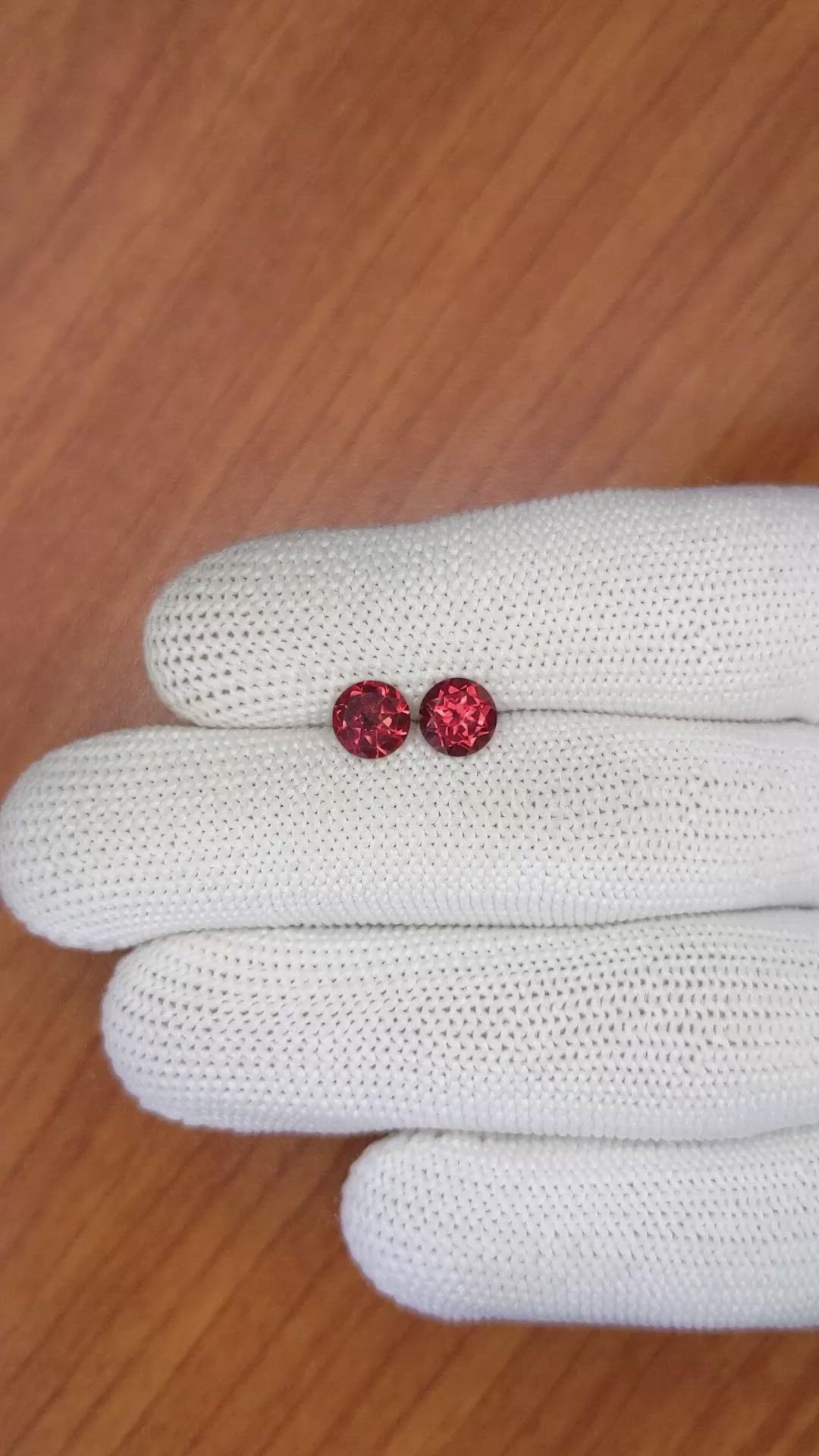 1.90&nbsp;Ct.Tw.Total Carat Weight Garnet Pair from Ceylon (Sri Lanka) Size Video