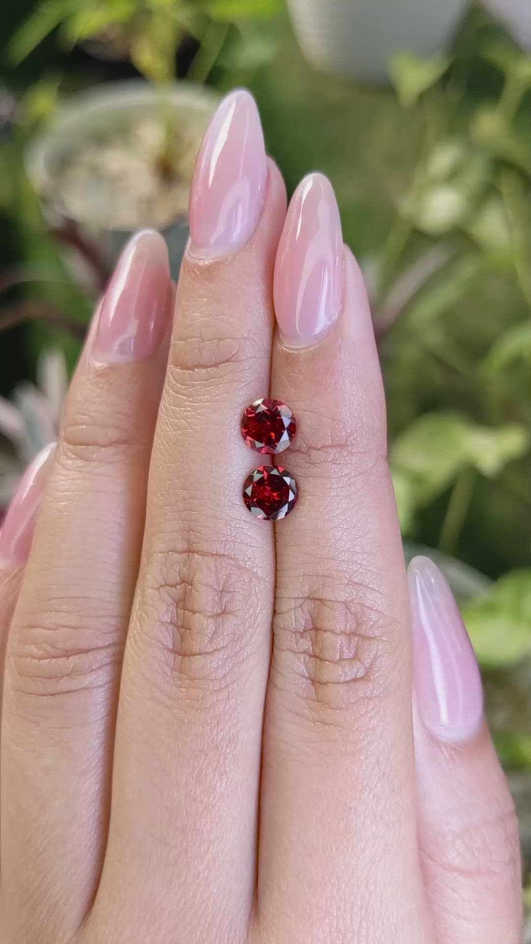 1.90&nbsp;Ct.Tw.Total Carat Weight Garnet Pair from Ceylon (Sri Lanka) Size Video