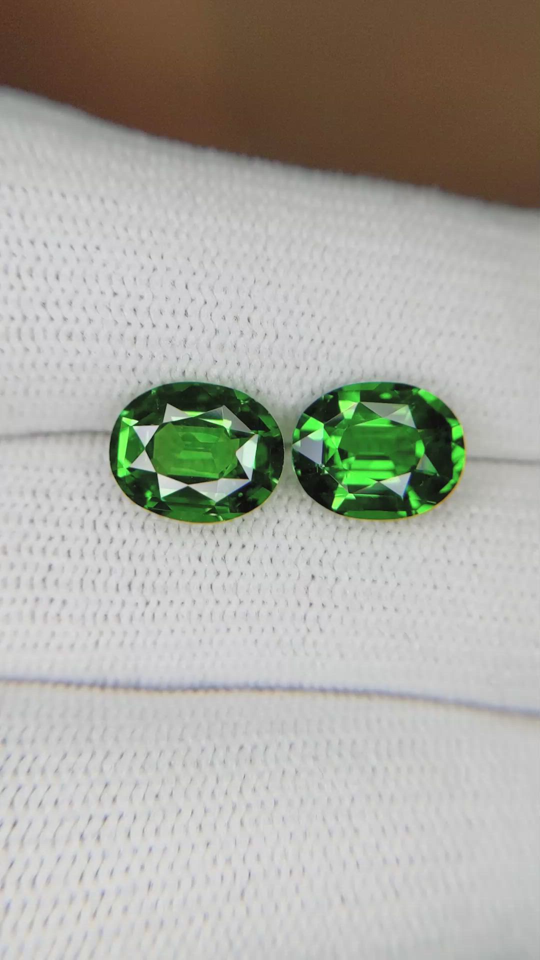 5.20&nbsp;Ct.Tw.Total Carat Weight Tsavorite Garnet Pair from Madagascar Size Video