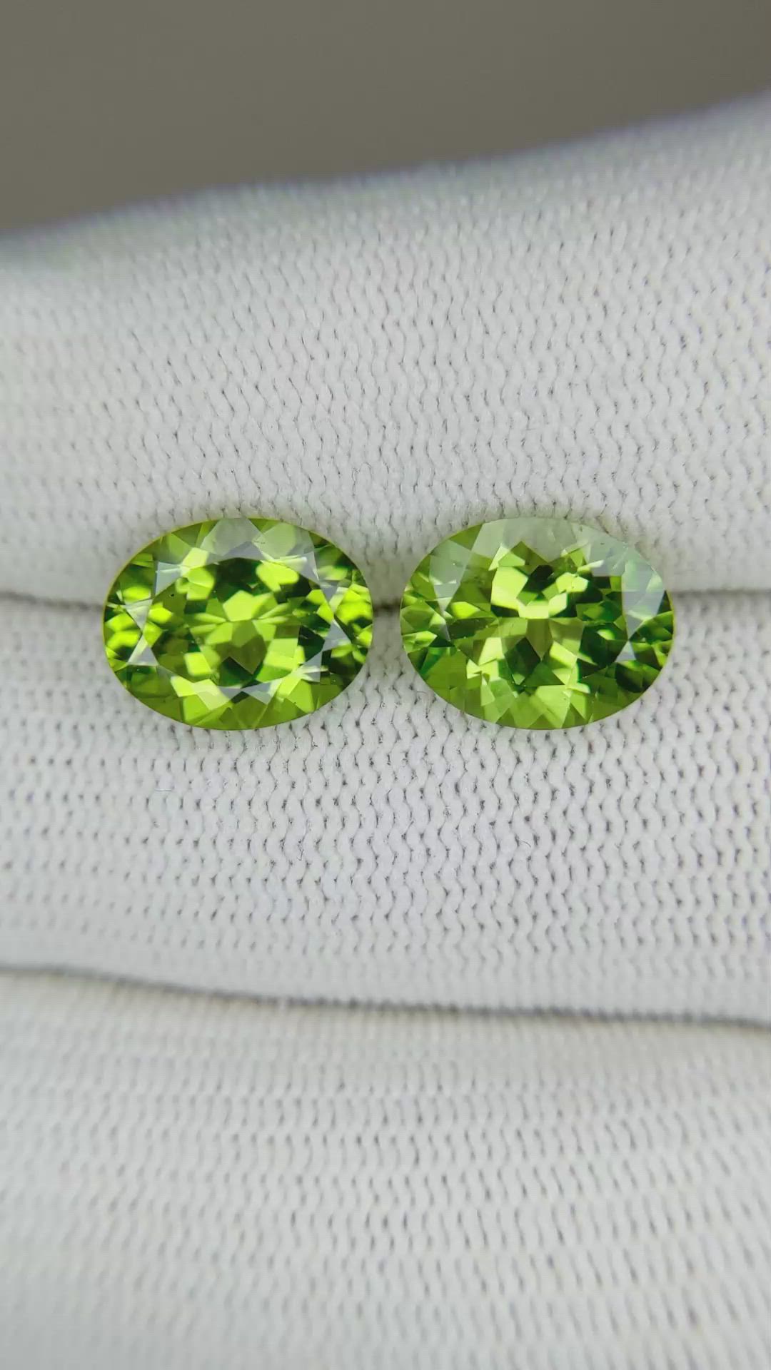 5.51&nbsp;Ct.Tw.Total Carat Weight Peridot Pair from Burma (Myanmar) Size Video