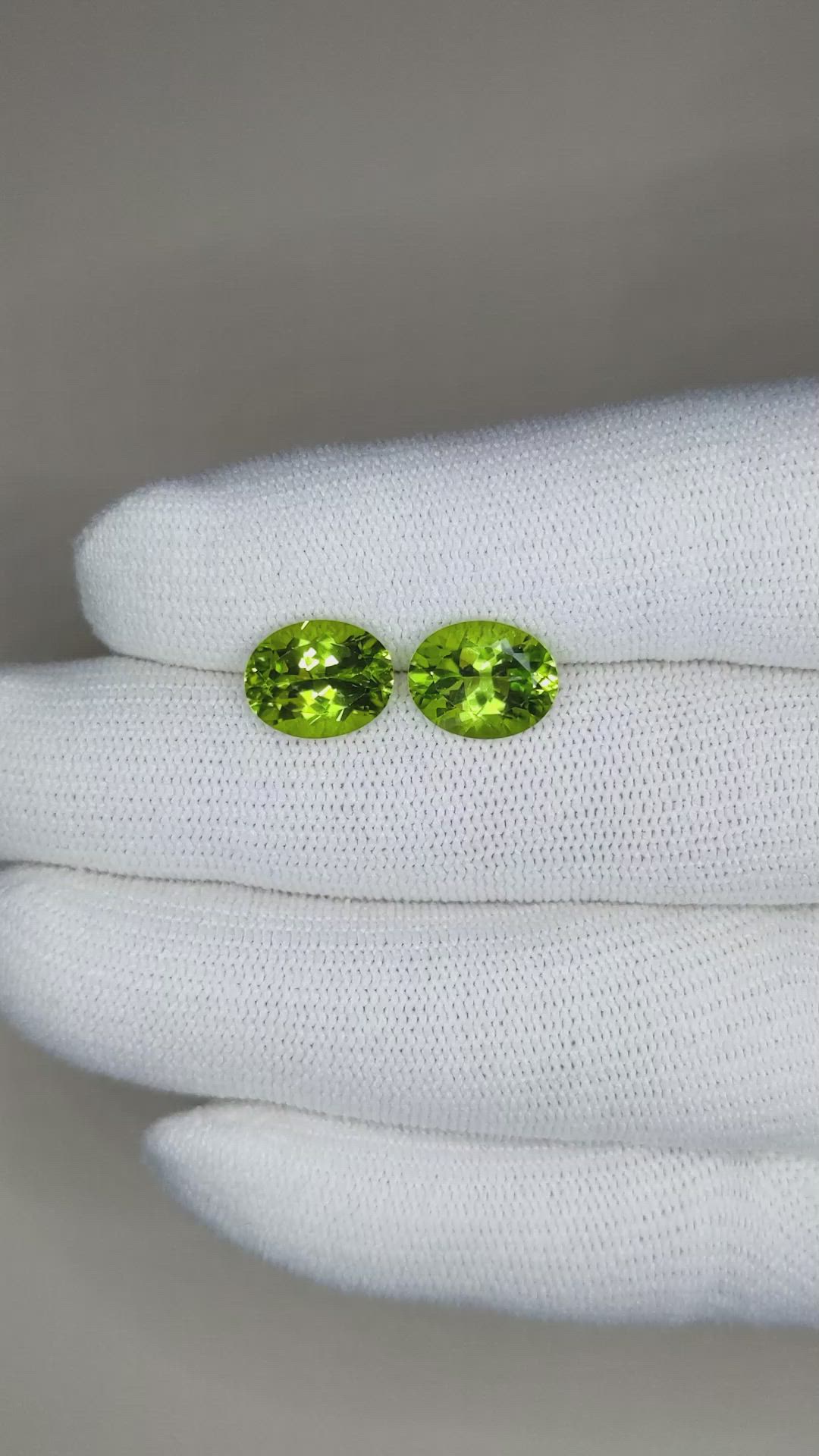 5.51&nbsp;Ct.Tw.Total Carat Weight Peridot Pair from Burma (Myanmar) Size Video
