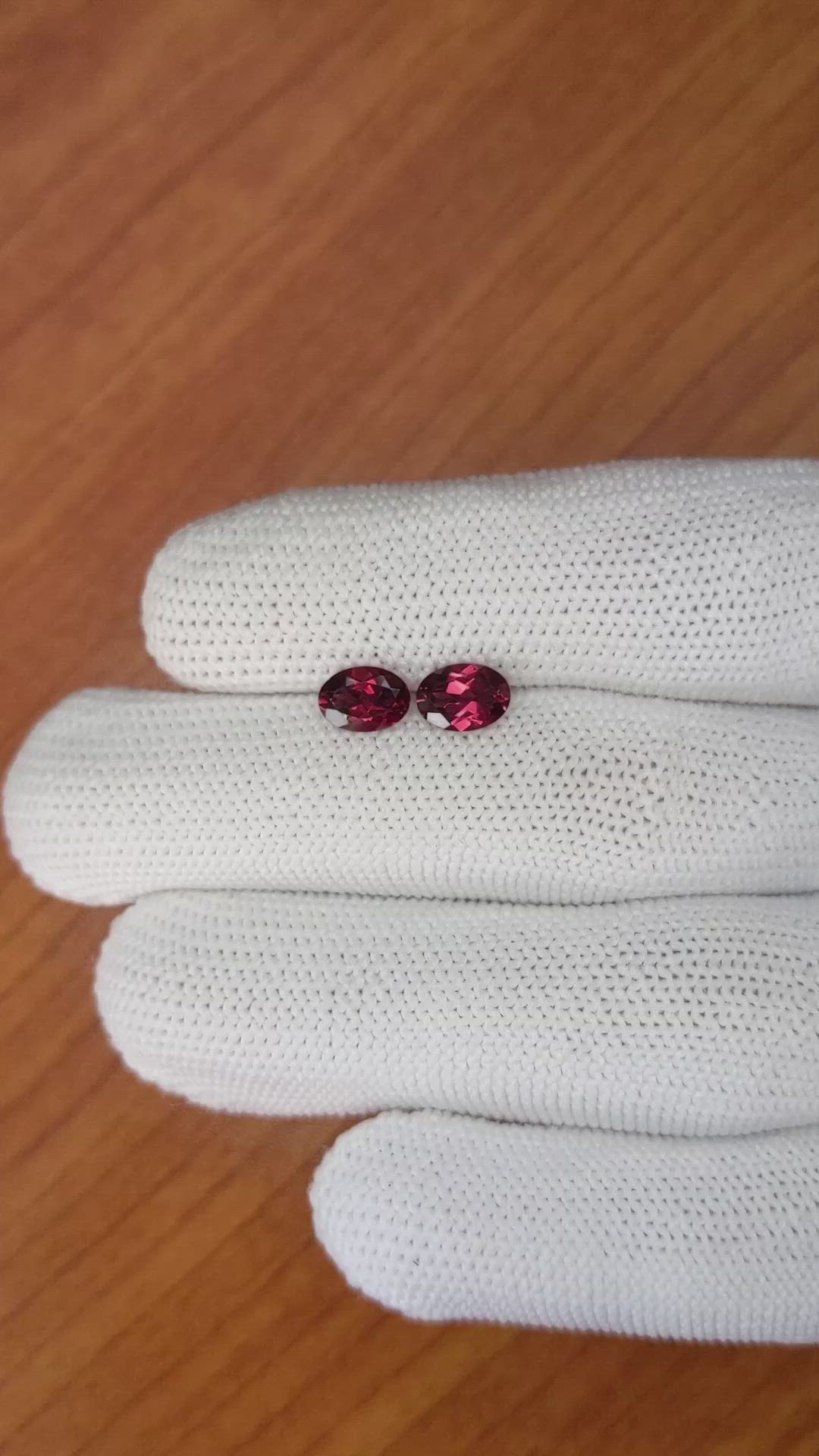 1.96&nbsp;Ct.Tw.Total Carat Weight Garnet Pair from Ceylon (Sri Lanka) Size Video