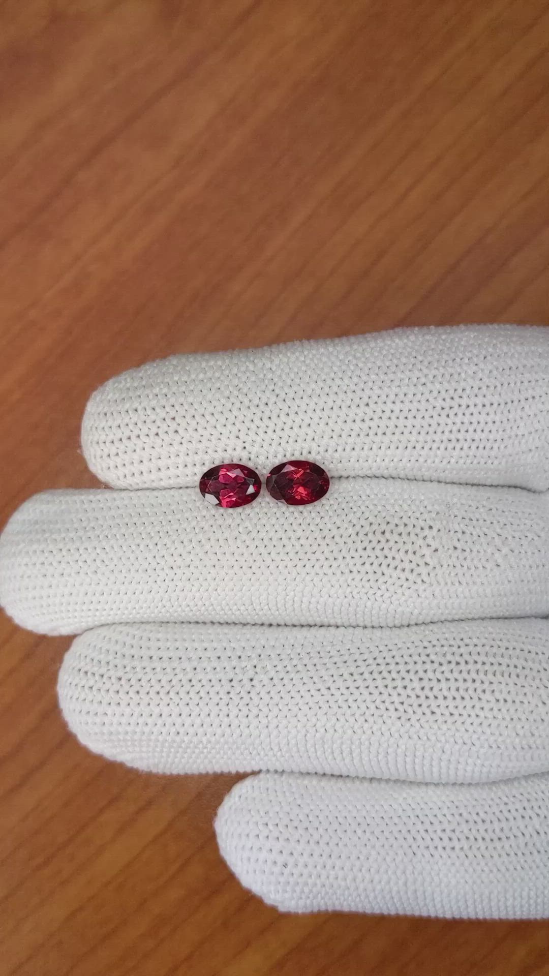 1.86&nbsp;Ct.Tw.Total Carat Weight Garnet Pair from Ceylon (Sri Lanka) Size Video