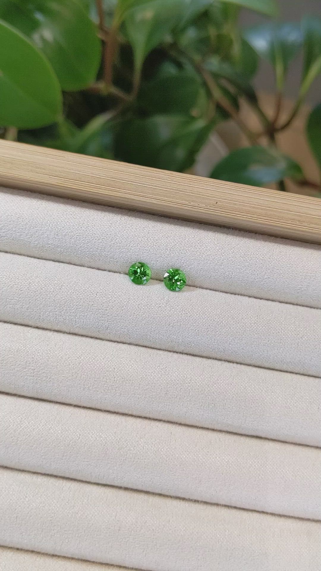 1.30&nbsp;Ct.Tw.Total Carat Weight Tsavorite Garnet Pair from Tanzania Size Video