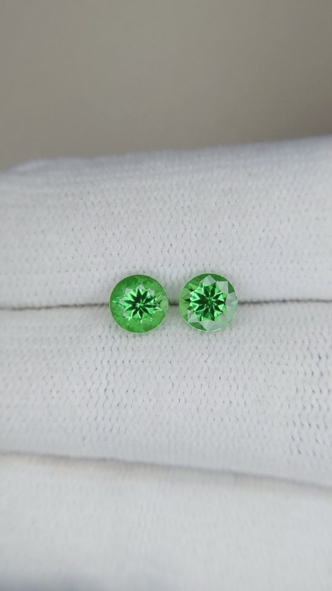 1.30&nbsp;Ct.Tw.Total Carat Weight Tsavorite Garnet Pair from Tanzania Size Video