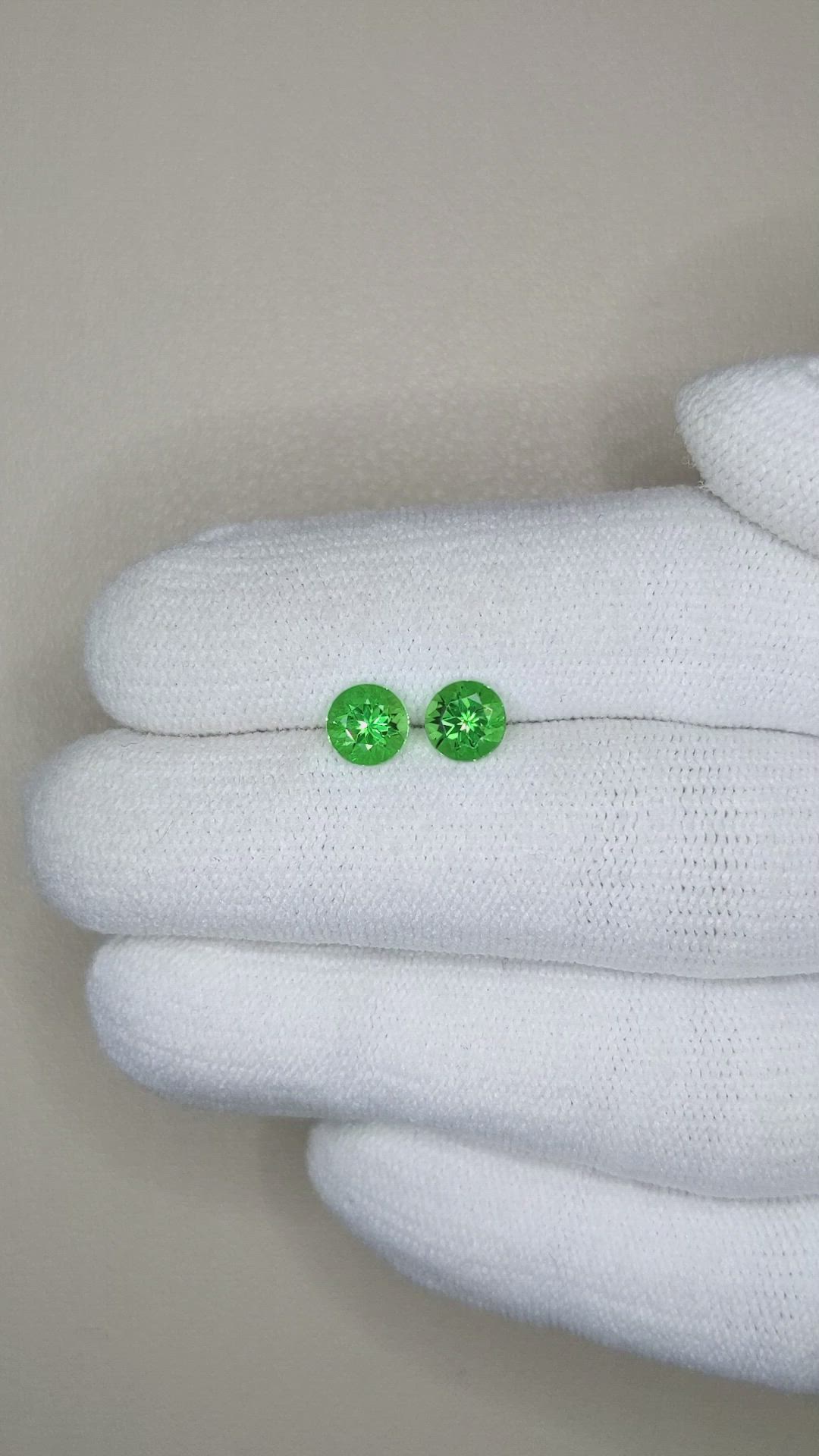 1.30&nbsp;Ct.Tw.Total Carat Weight Tsavorite Garnet Pair from Tanzania Size Video