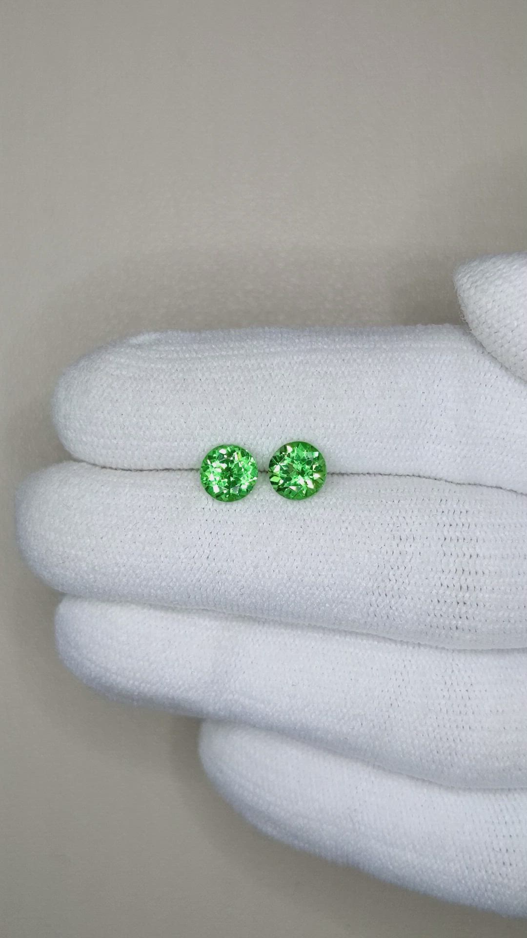 1.69&nbsp;Ct.Tw.Total Carat Weight Tsavorite Garnet Pair from Kenya Size Video